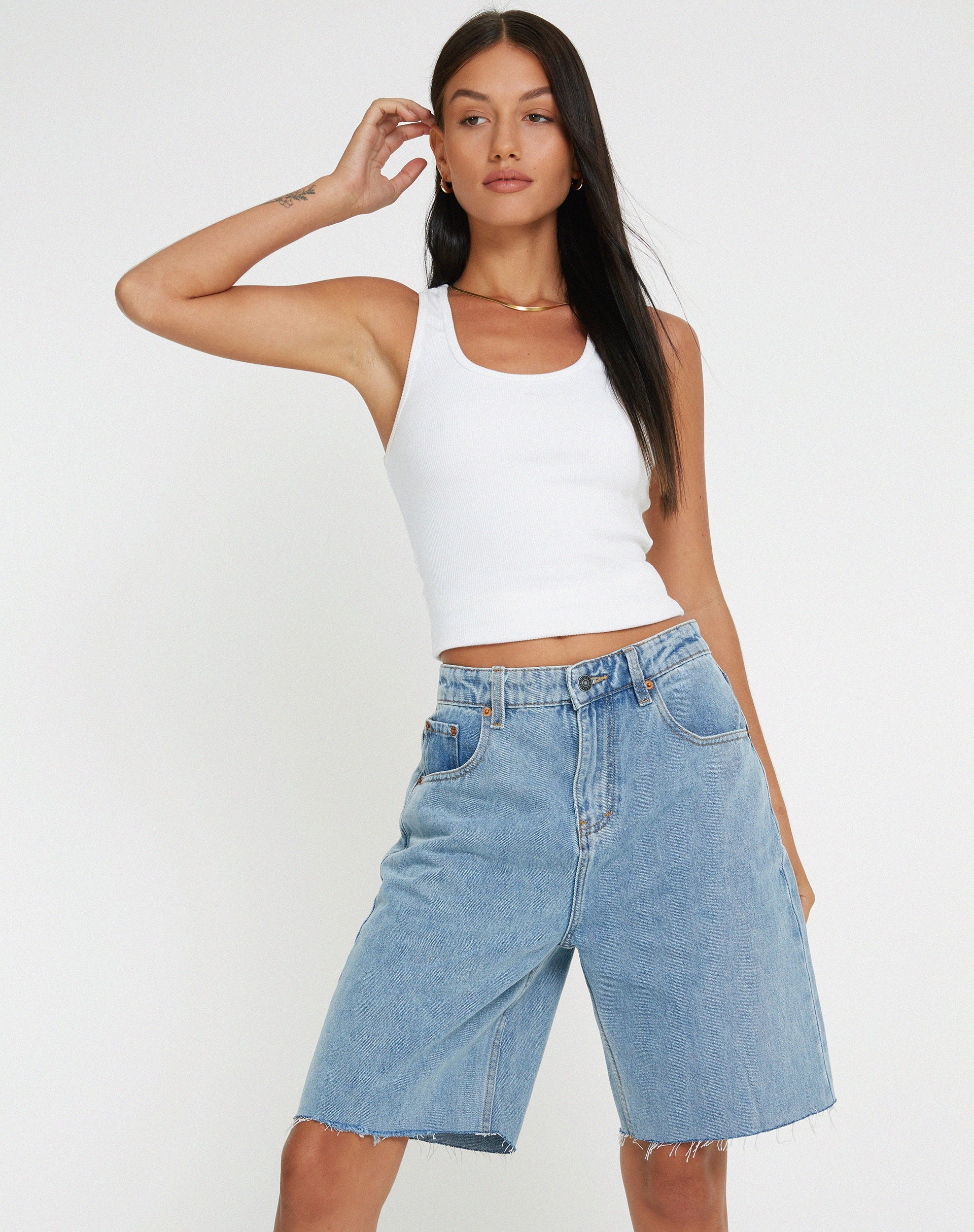 IMAGE D'UN SHORT LONG EN DENIM DE COULEUR CLAIRE