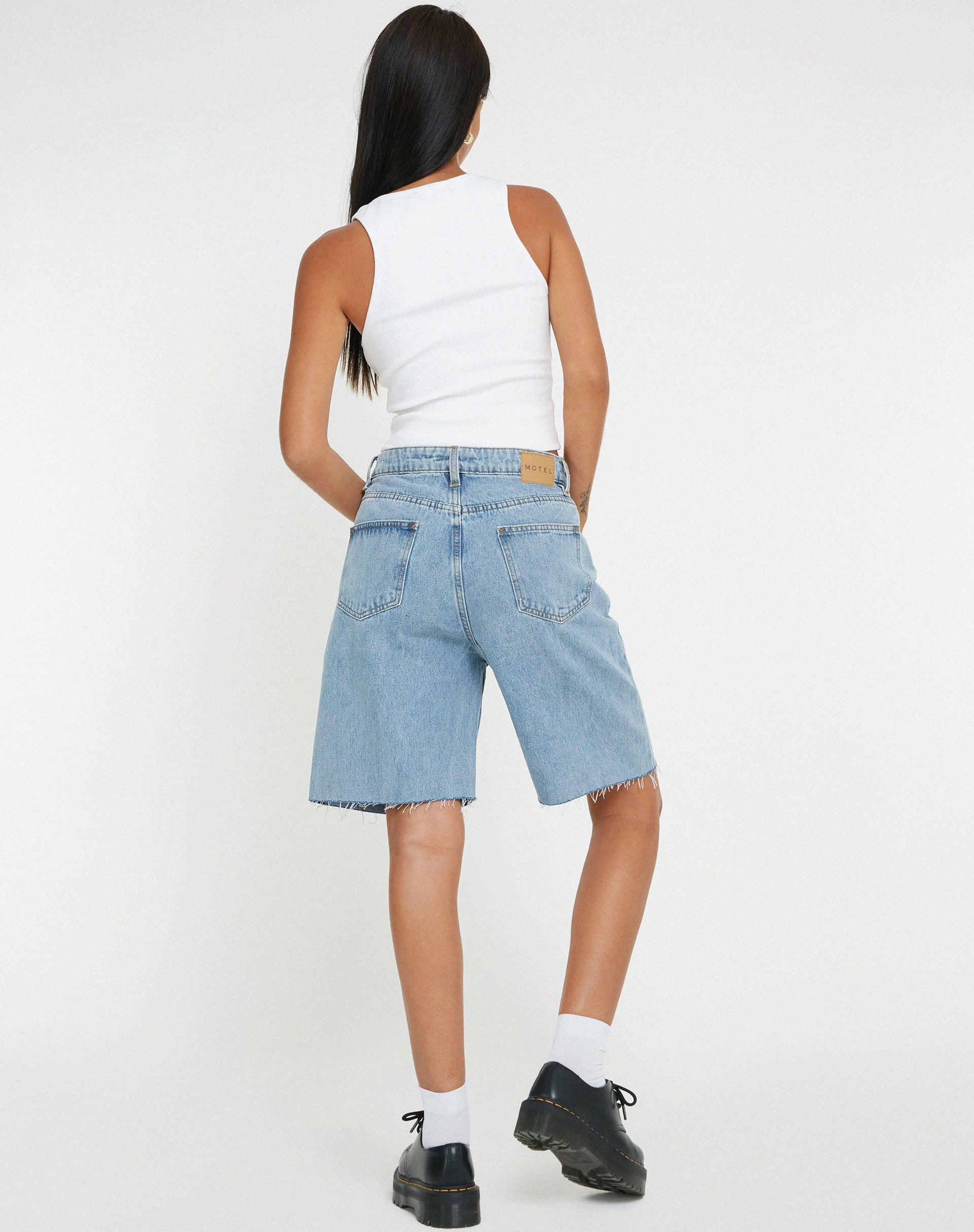 IMAGE D'UN SHORT LONG EN DENIM DE COULEUR CLAIRE