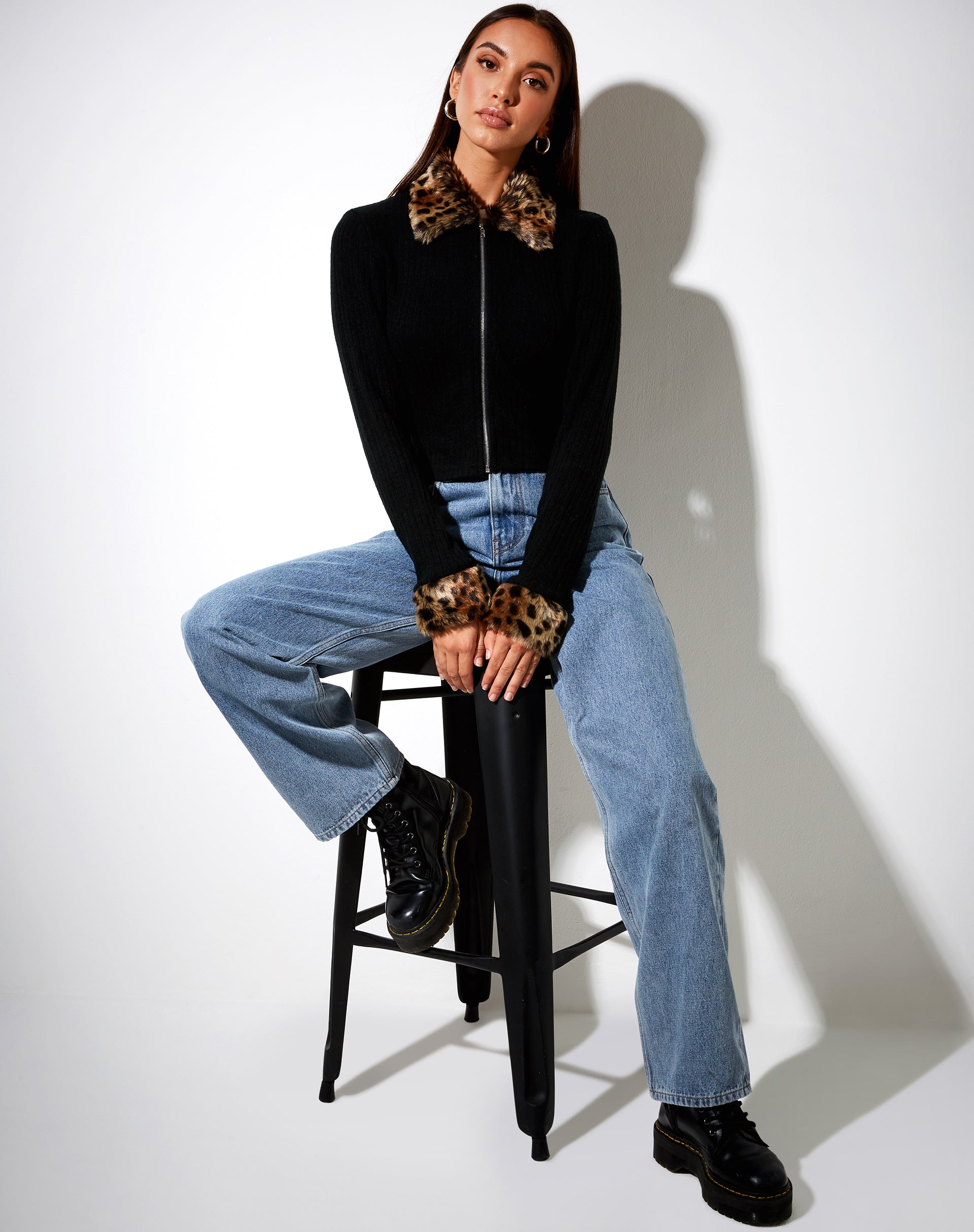 Image de Loria Cardi en noir avec animal marron
