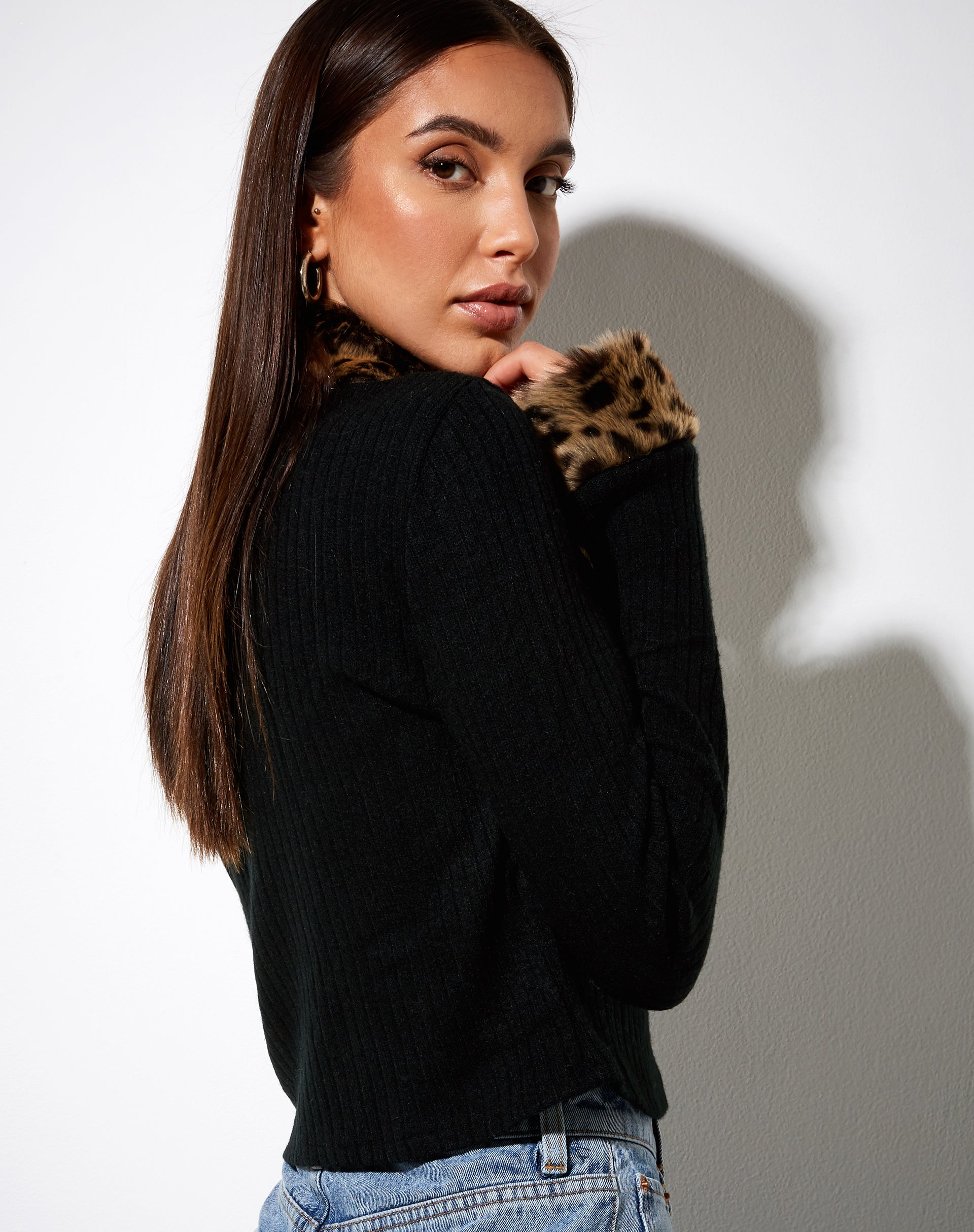 Image de Loria Cardi en noir avec animal marron