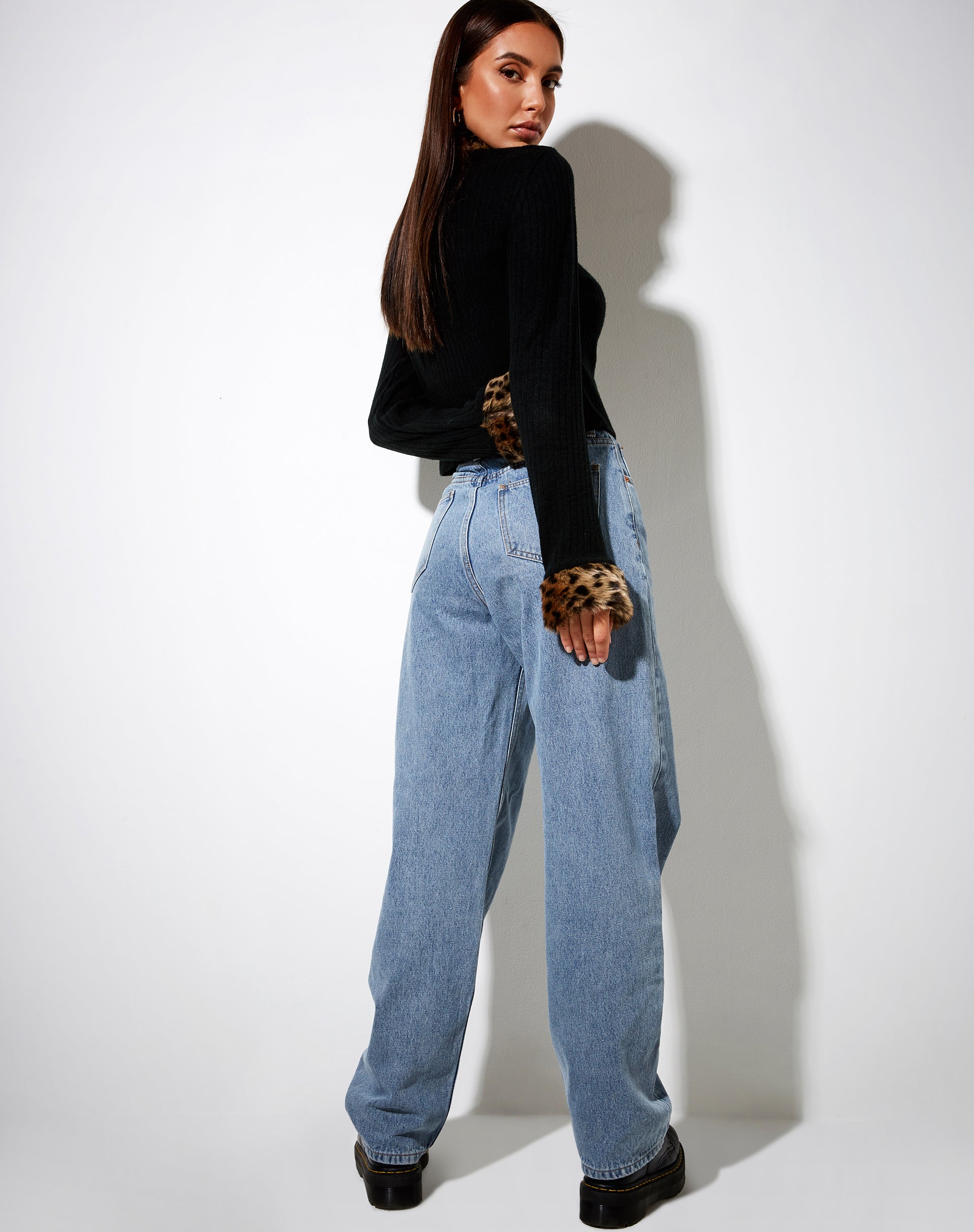 Image de Loria Cardi en noir avec animal marron