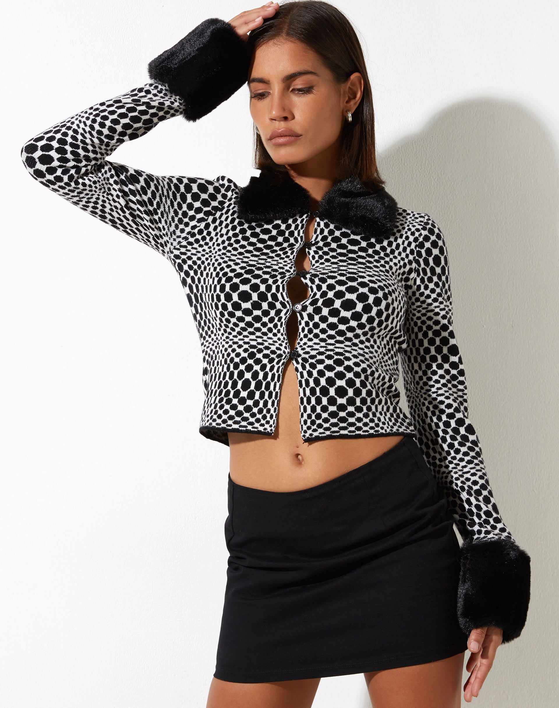 Image de Lorita Cardi en monochrome optique Carré noir et blanc