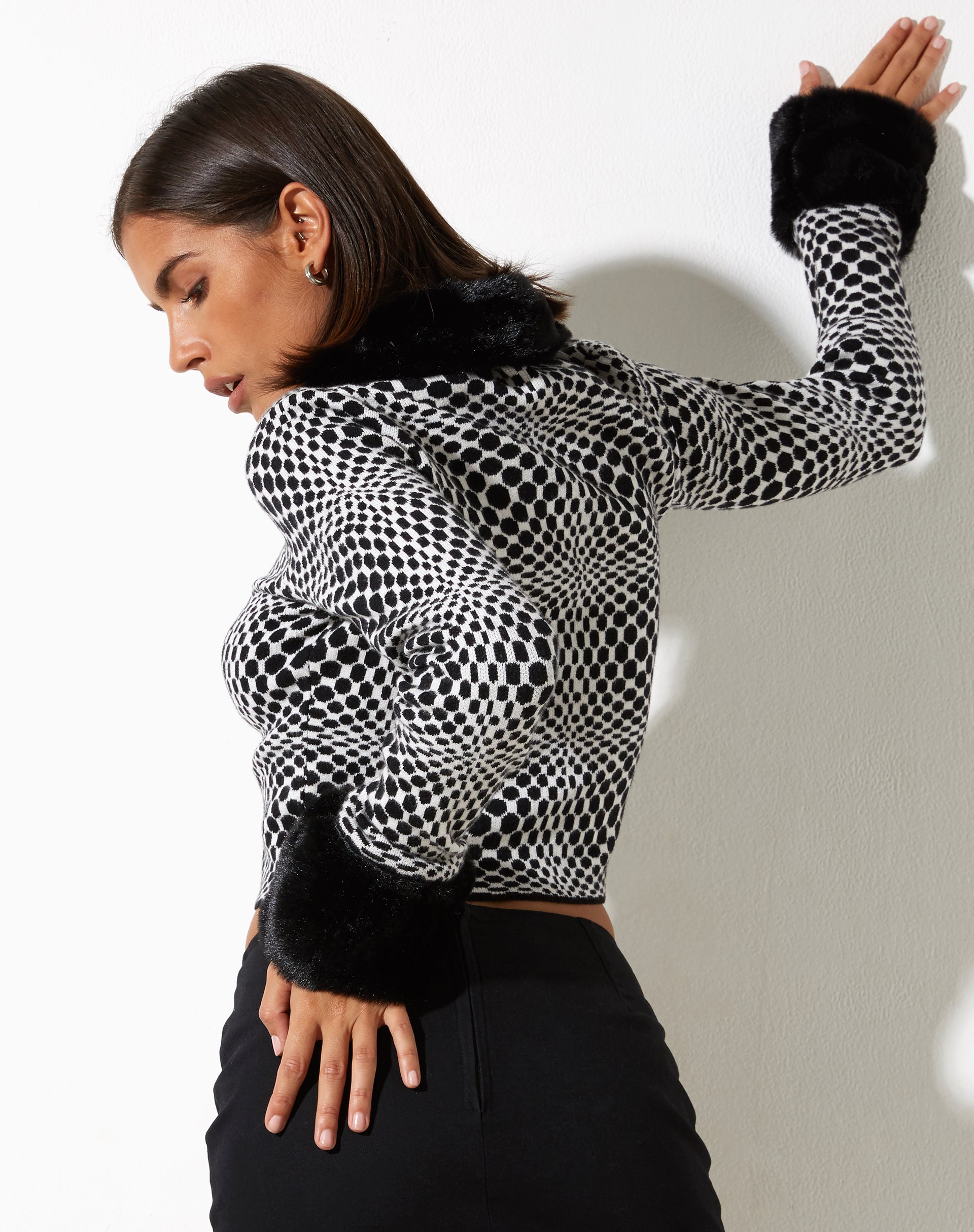 Image de Lorita Cardi en monochrome optique Carré noir et blanc