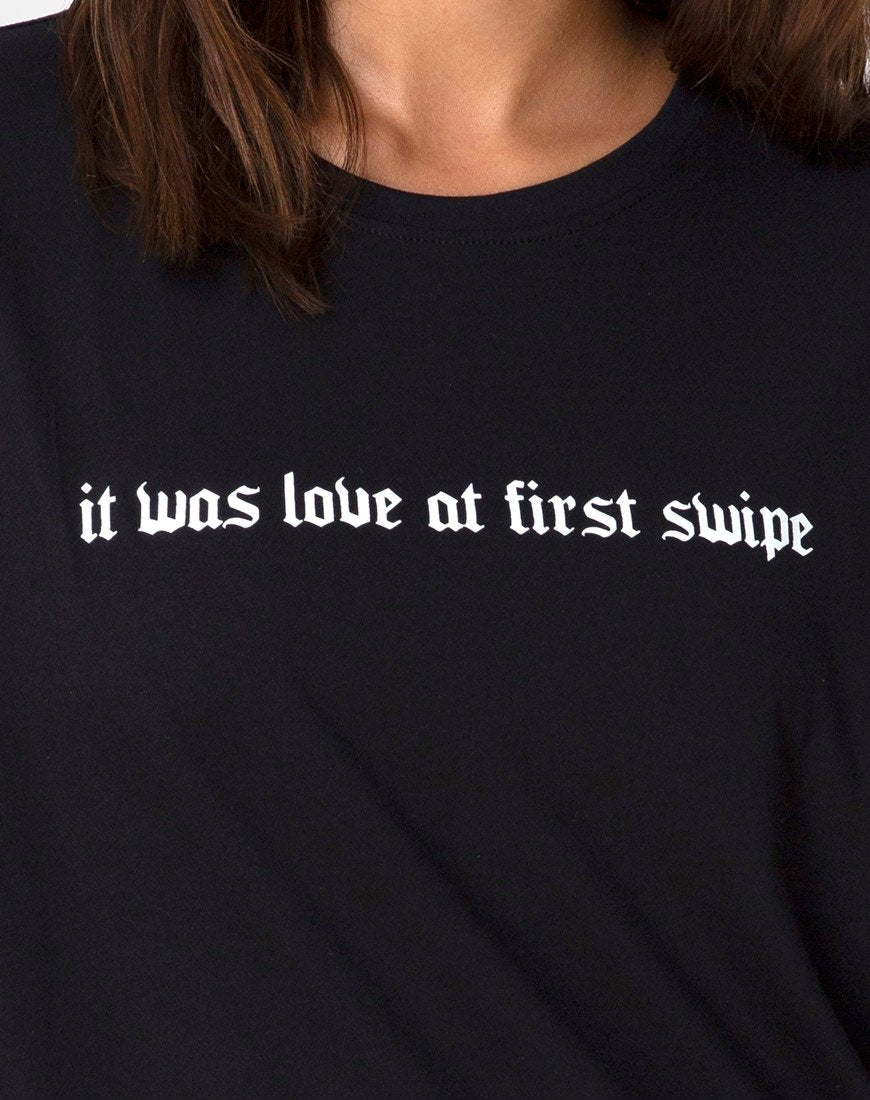 Image de Lotsun Tee dans Love at First Swipe avec placement noir