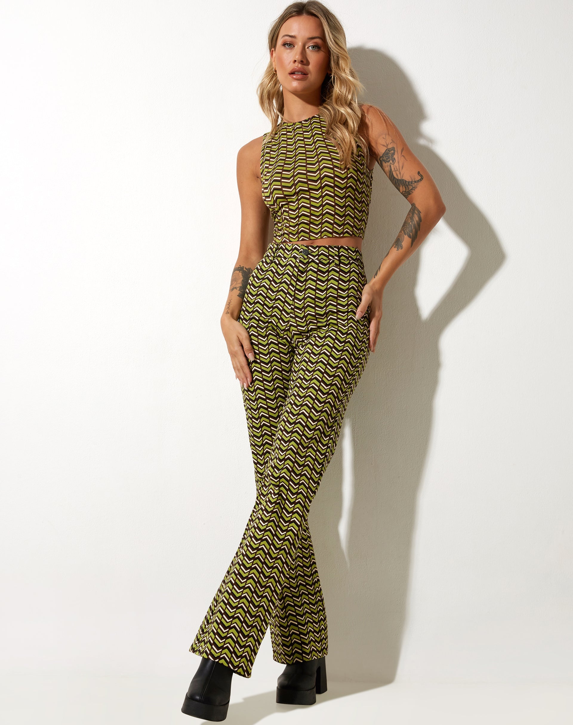 image de Zoven Flare Trouser in Chevron Green
