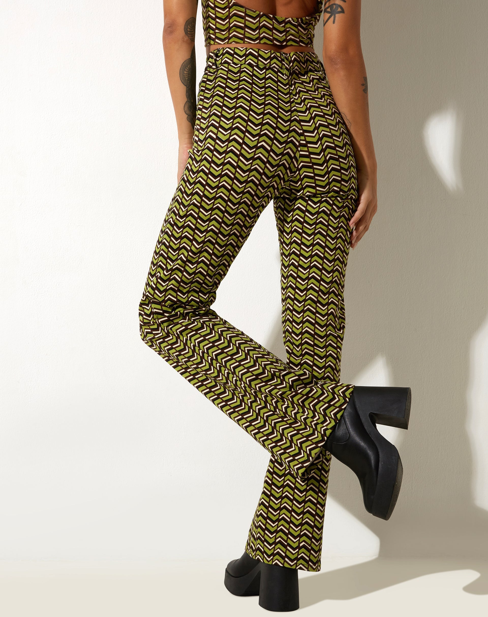 image de Zoven Flare Trouser in Chevron Green