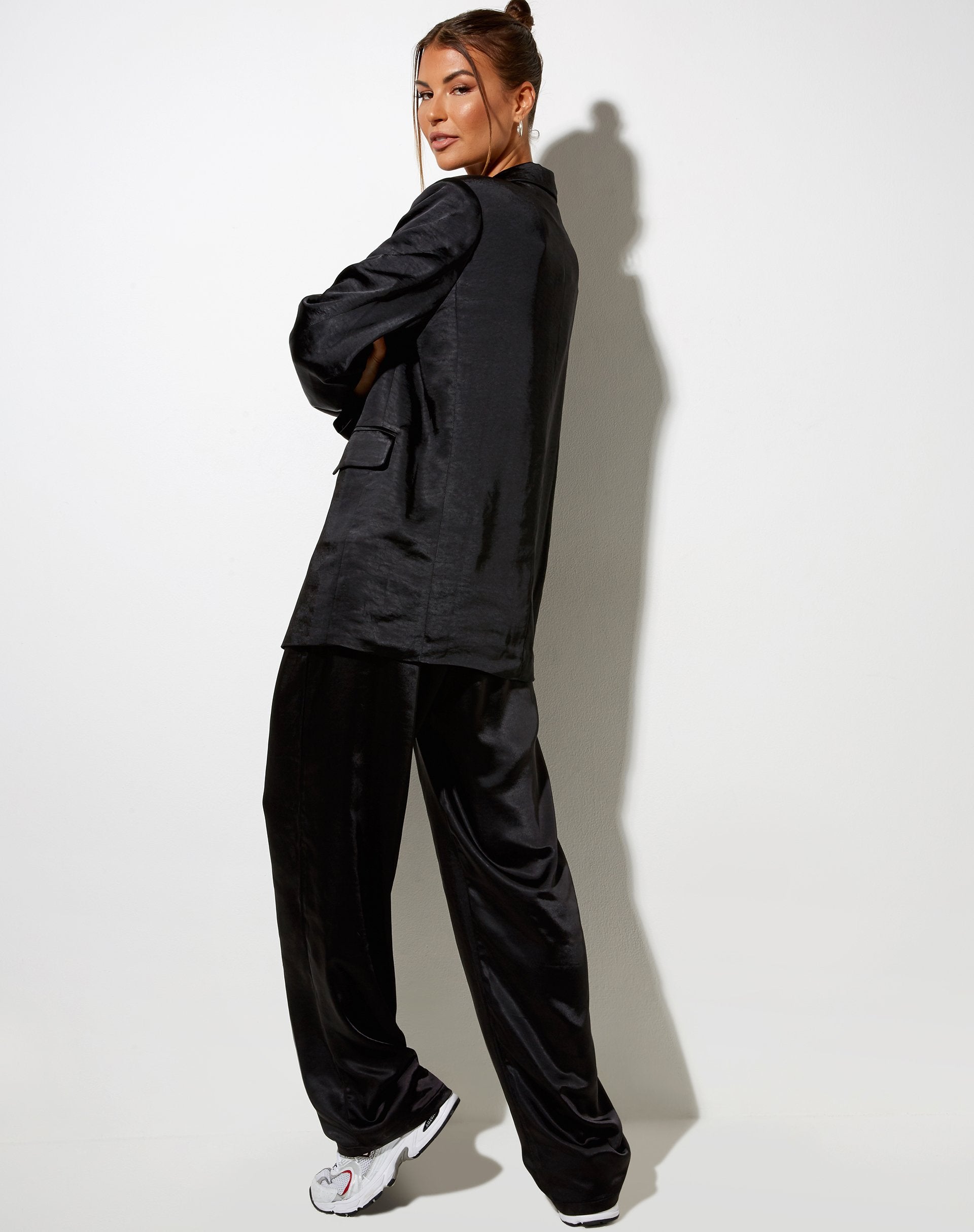 Image du pantalon Sakila en satin noir