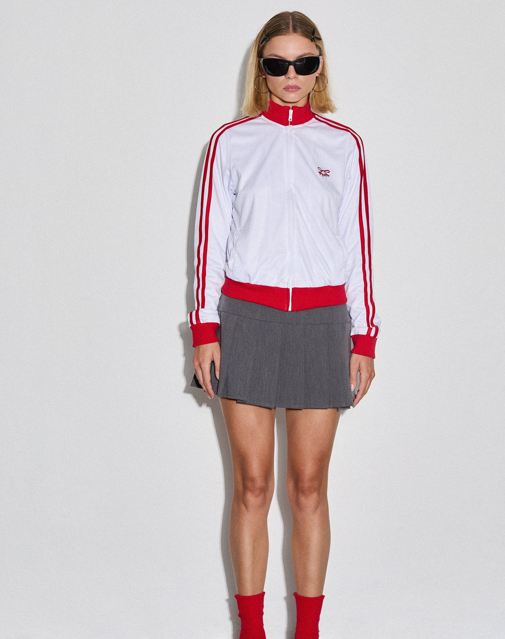 Veste zippée Makira en blanc avec double rayure rouge