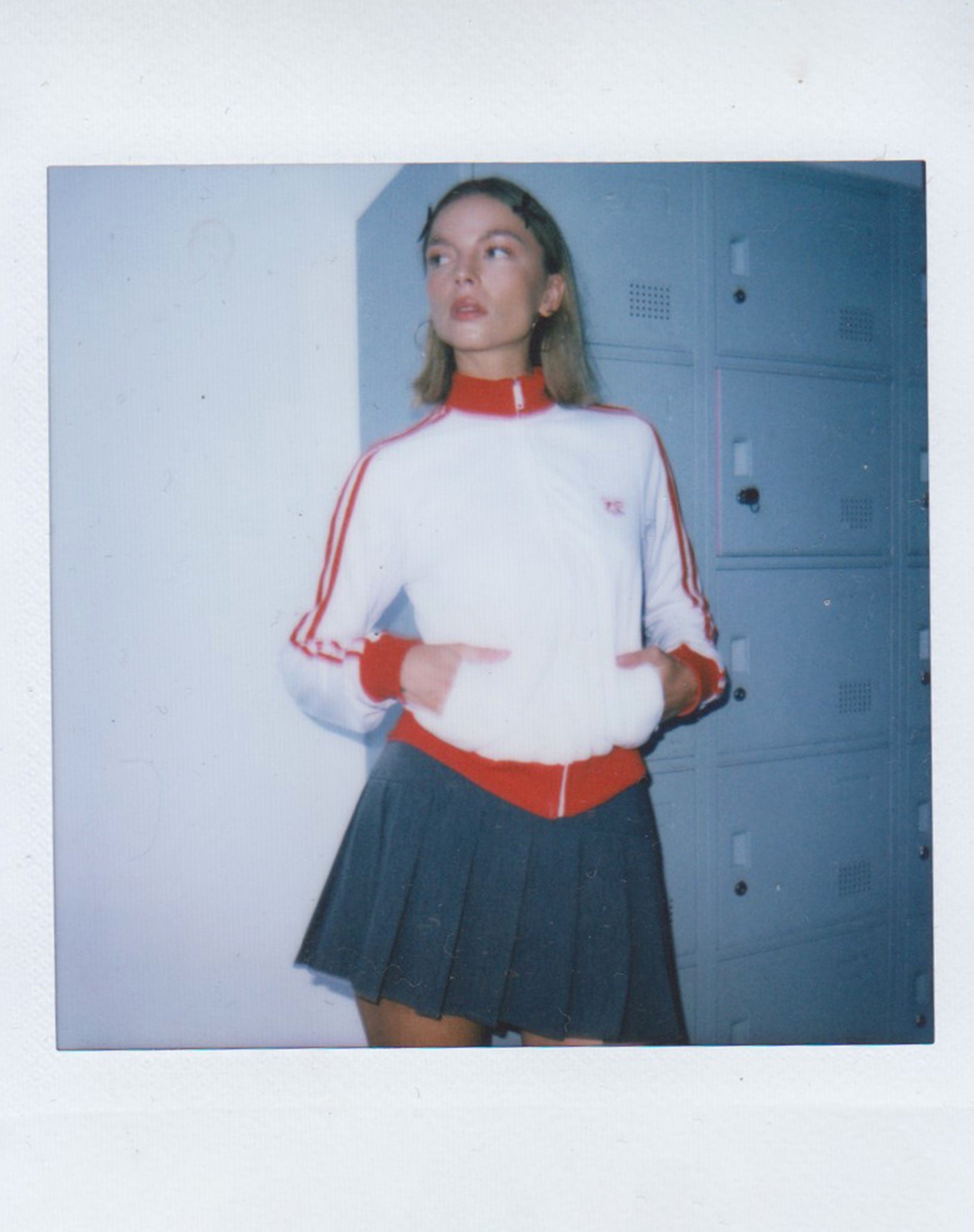 Image de la veste zippée Makira en blanc avec double rayure rouge