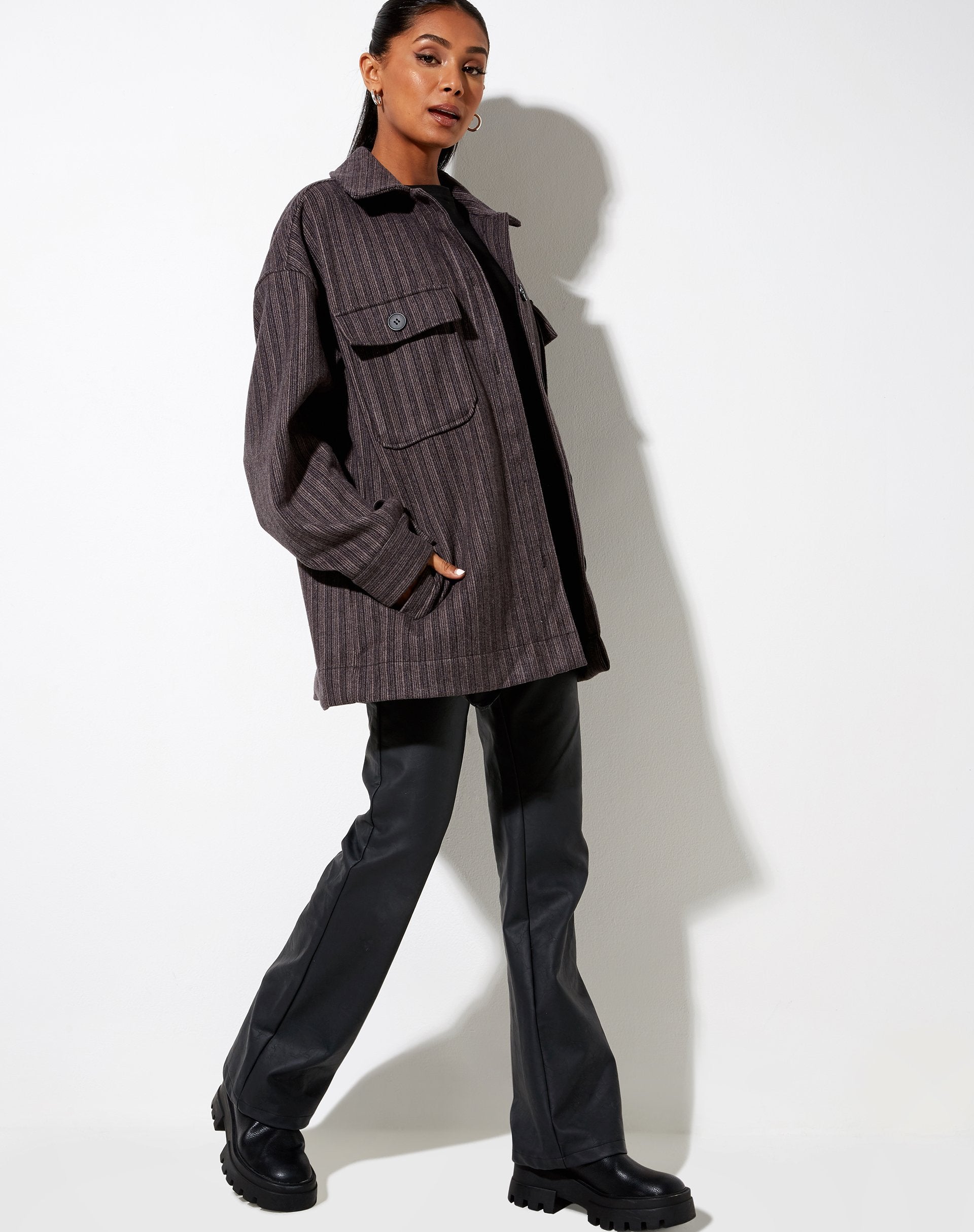 Image de la chemise Marcel à rayures noire et grise