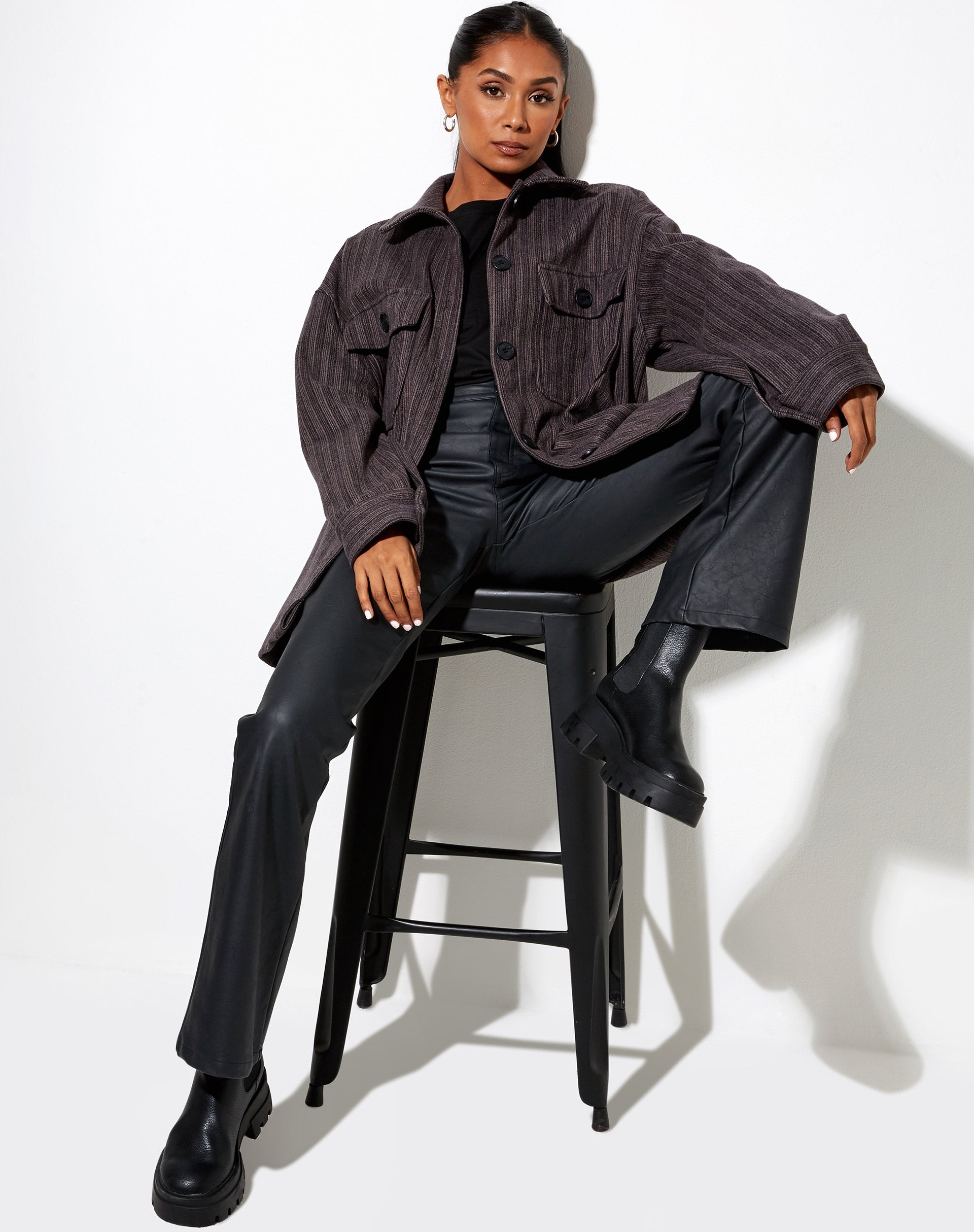Image de la chemise Marcel à rayures noire et grise