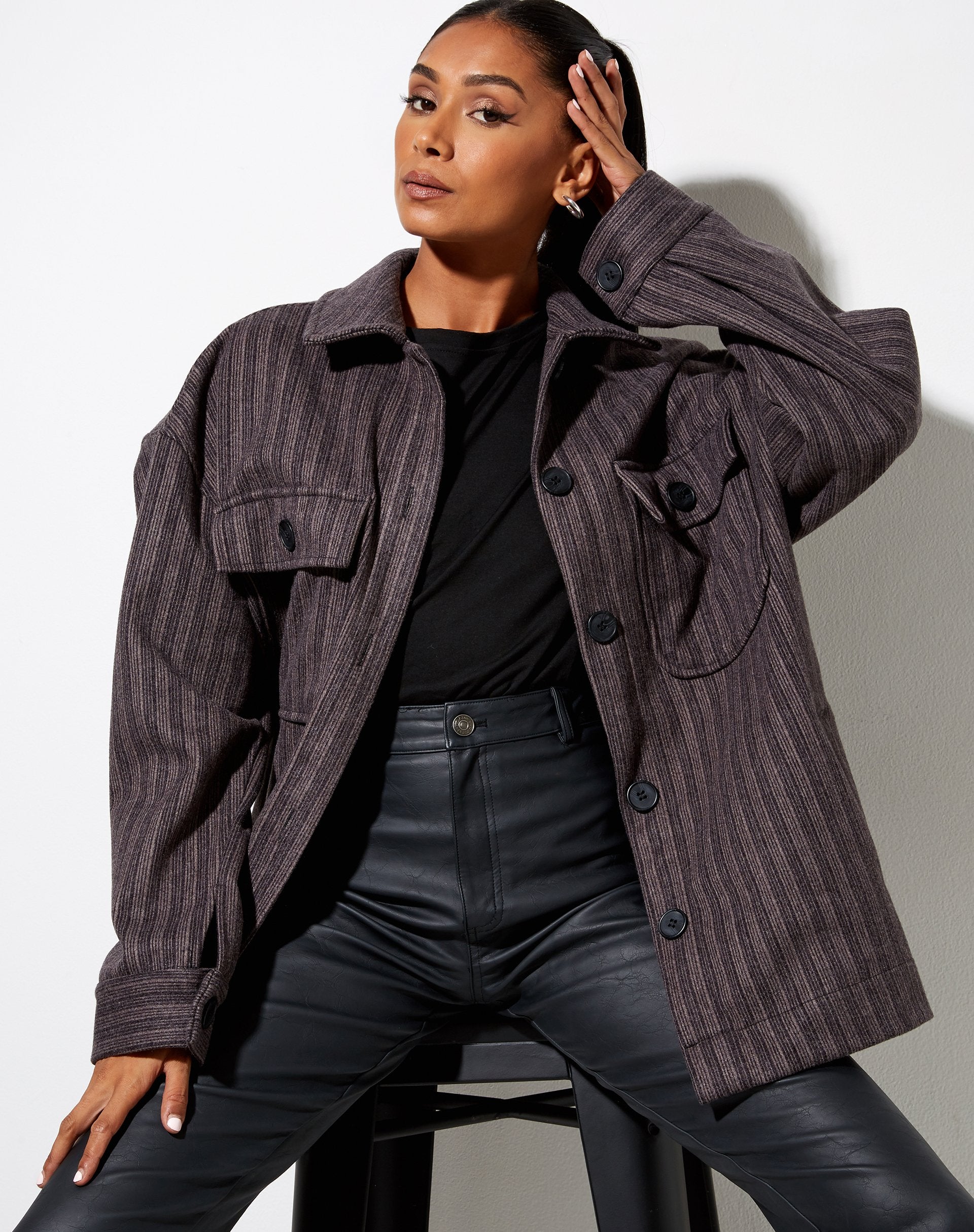 Image de la chemise Marcel à rayures noire et grise
