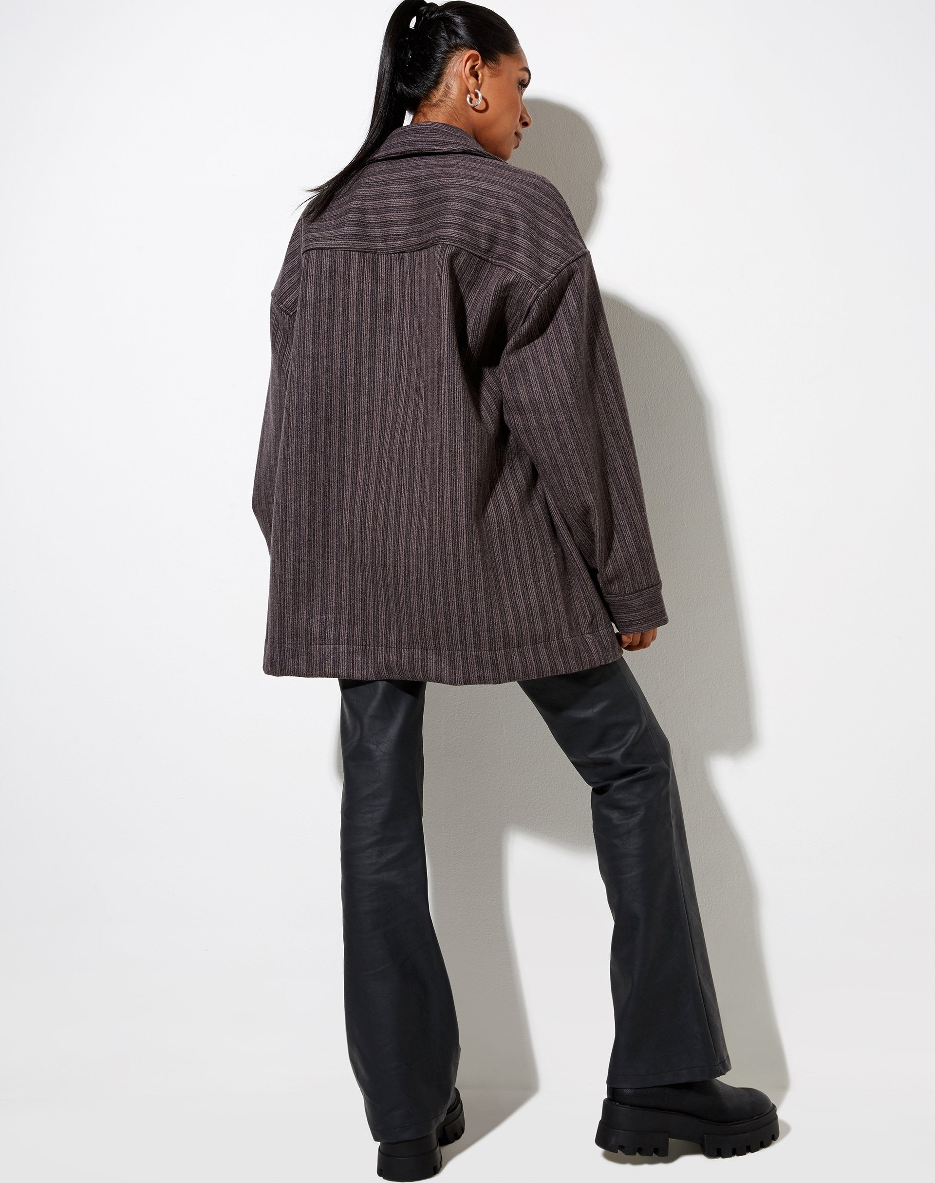 Image de la chemise Marcel à rayures noire et grise
