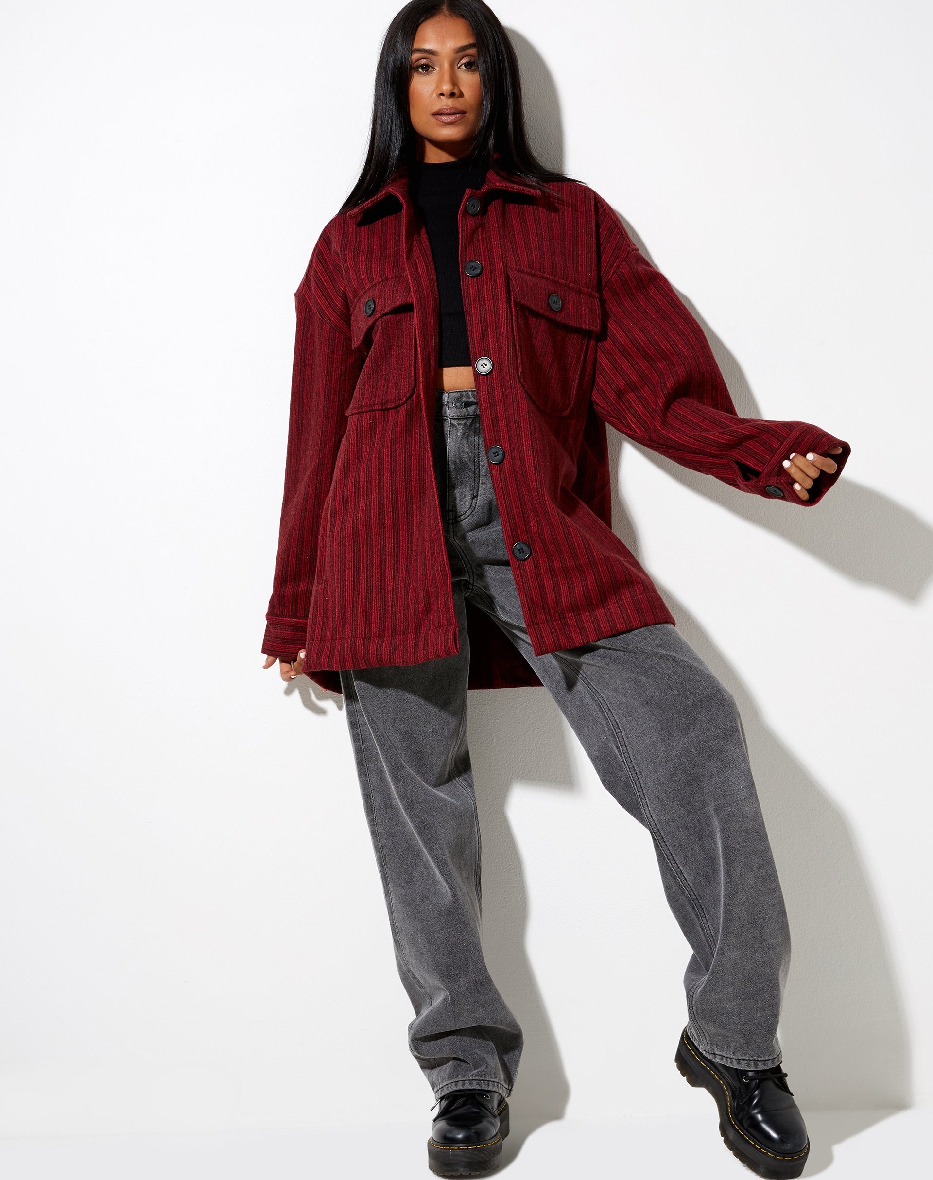 Image de la chemise Marcel à rayures noire et rouge