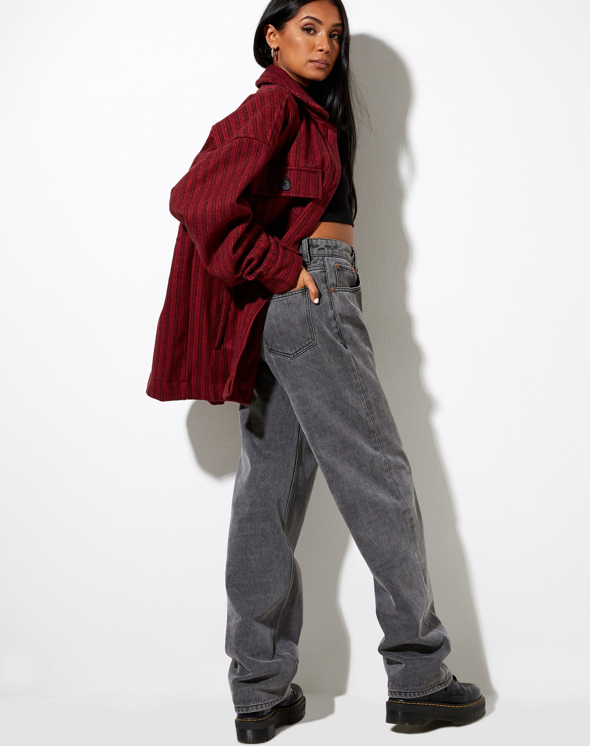 Image de la chemise Marcel à rayures noire et rouge