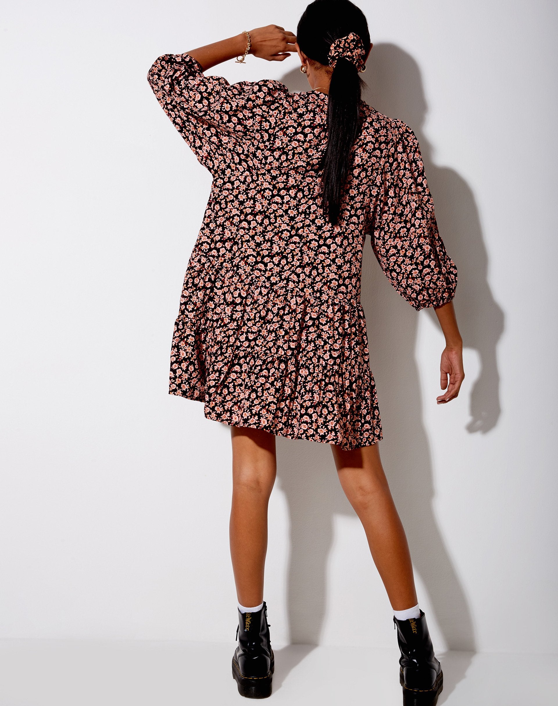 Image de la robe de thé Mareta en fleurs d'automne