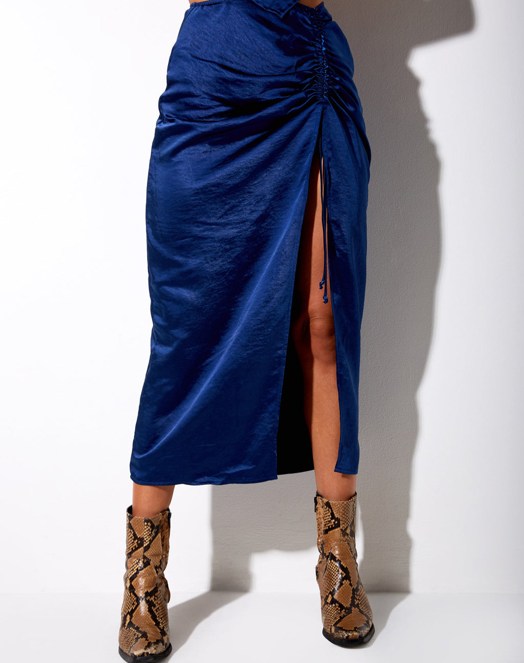 Jupe midi Maxel en satin bleu nuit