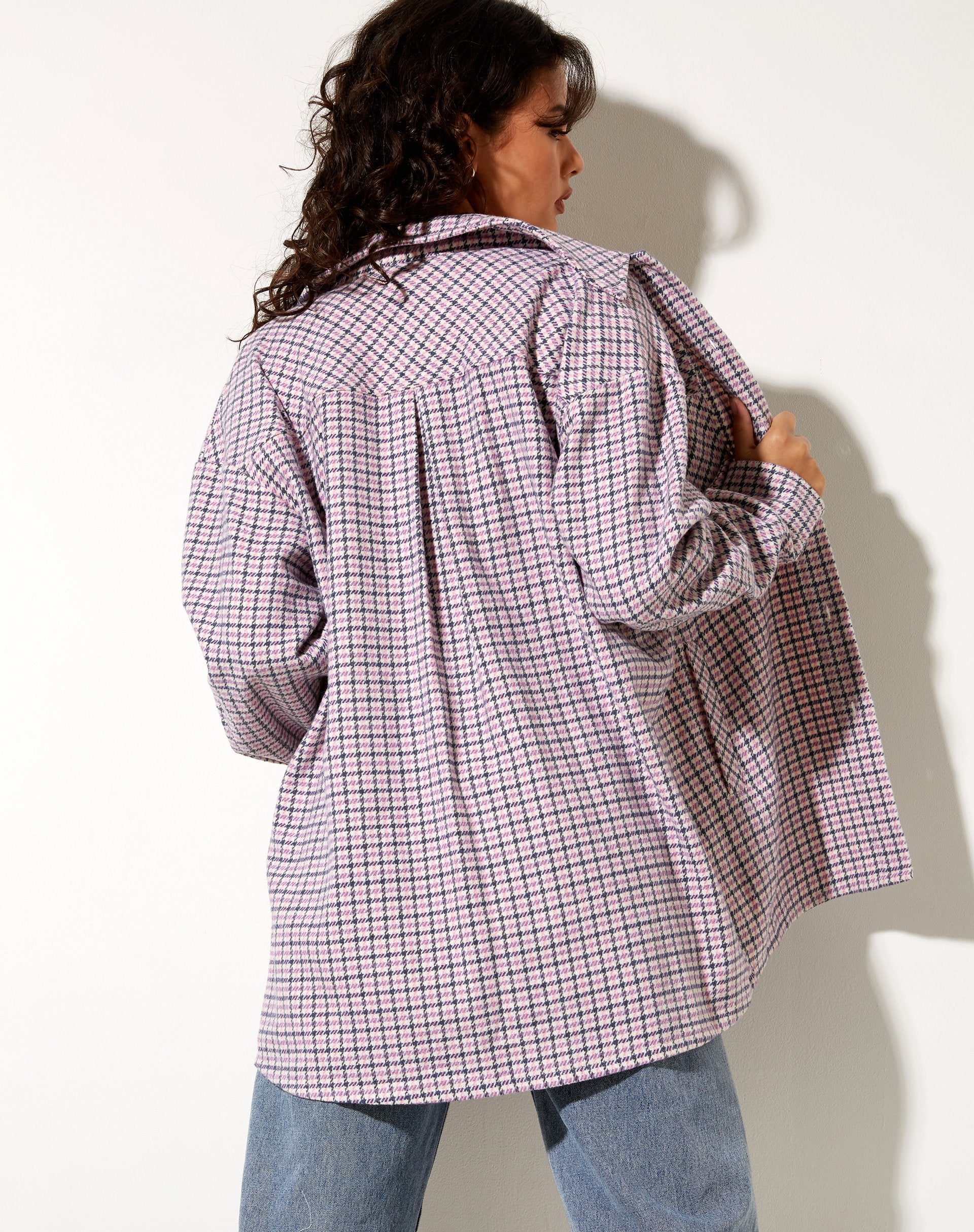 Image de la chemise Medita en violet, rose et noir