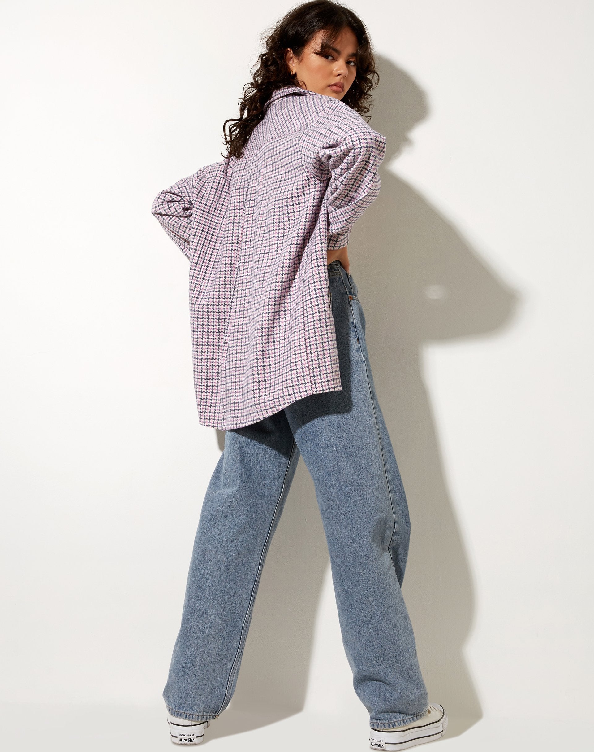 Image de la chemise Medita en violet, rose et noir