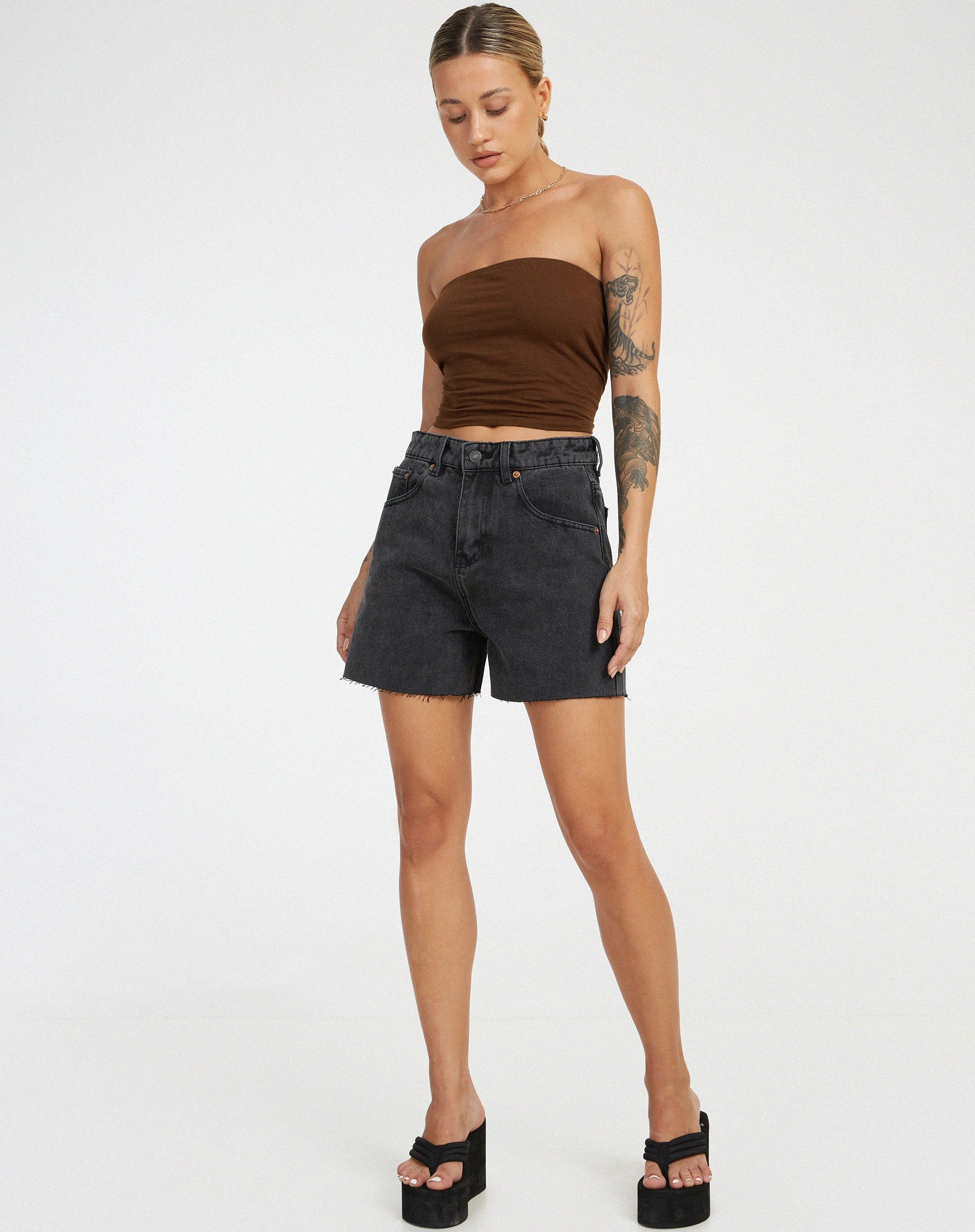 Image du short mi-long en noir délavé
