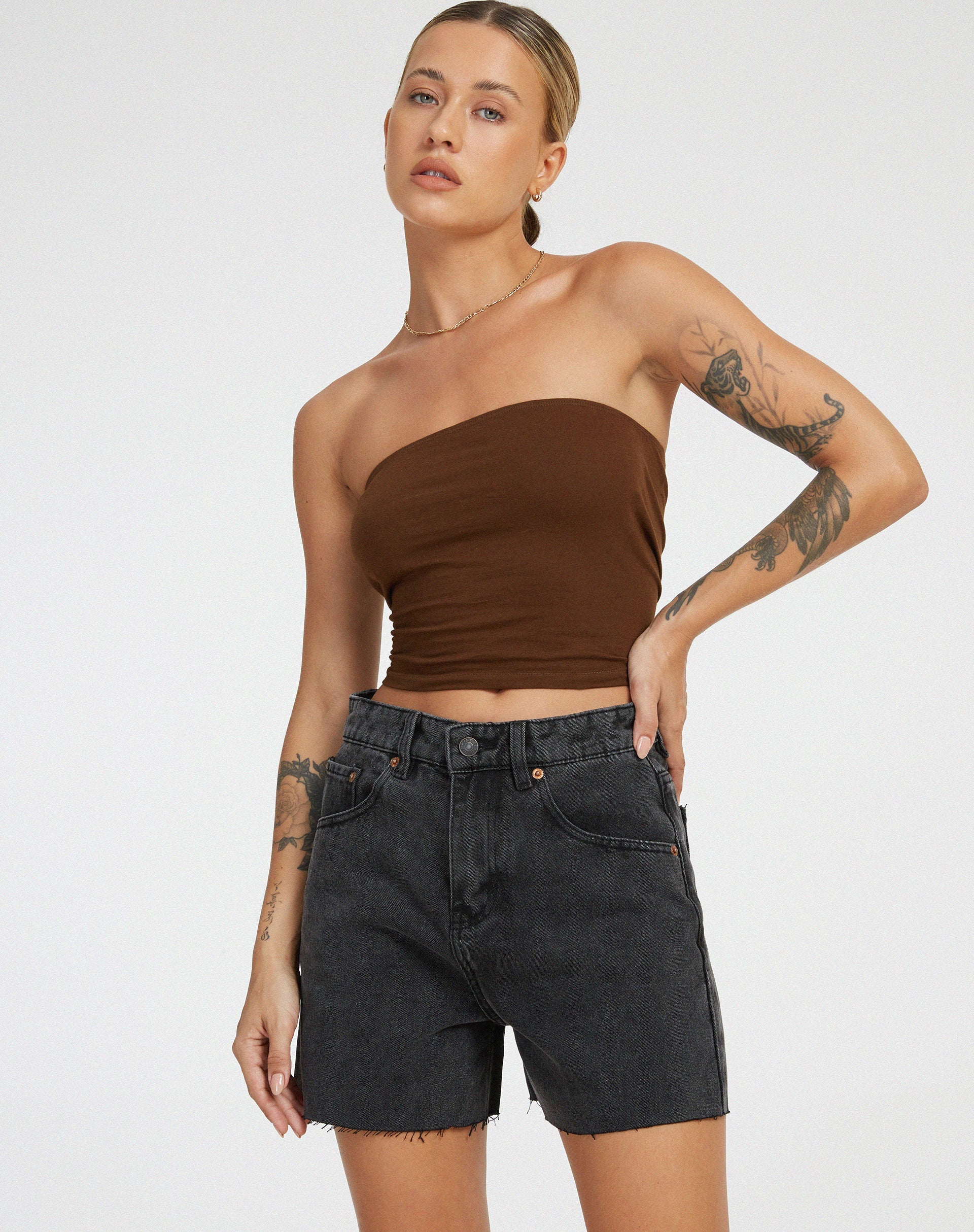 Image du short mi-long en noir délavé
