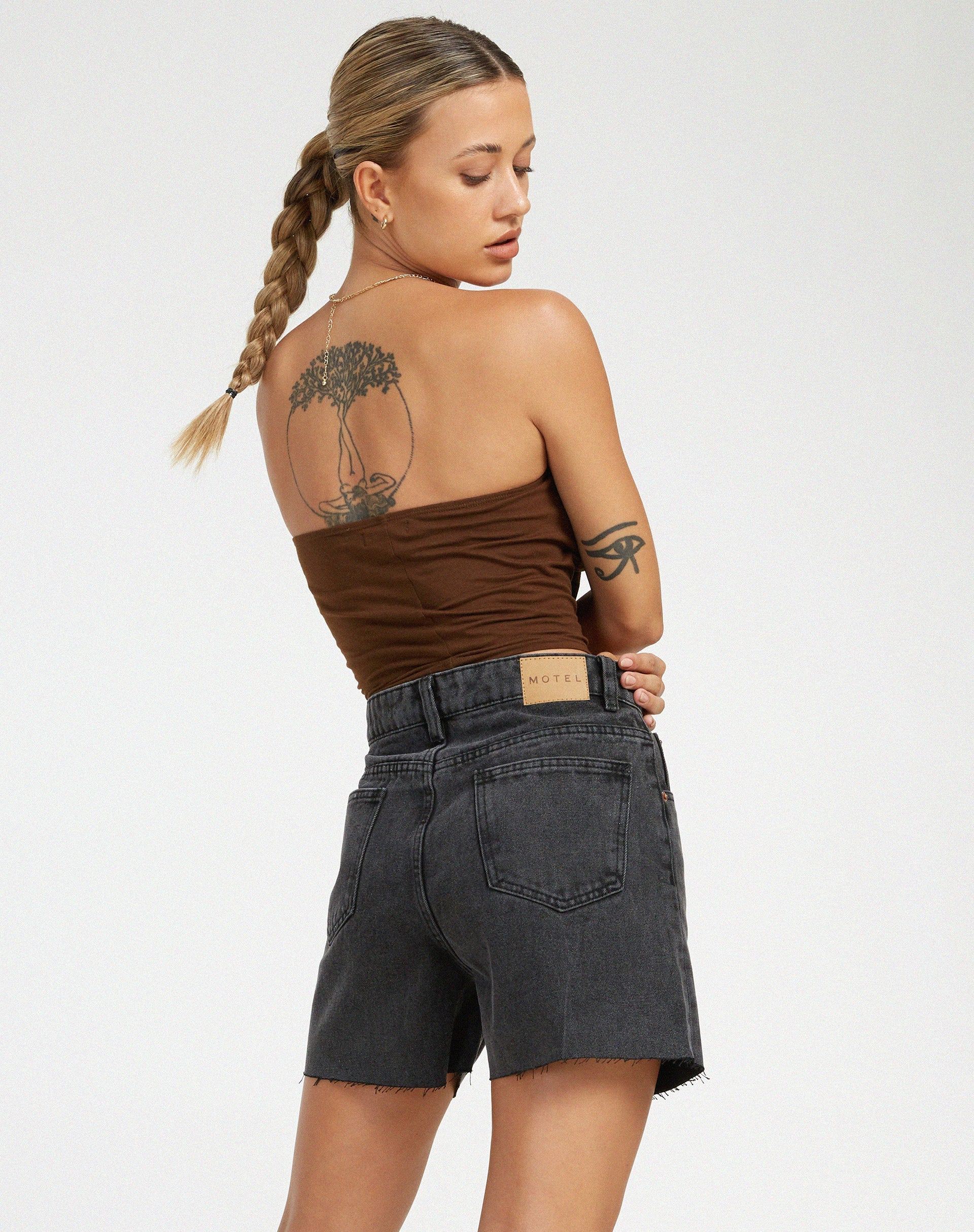 Image du short mi-long en noir délavé