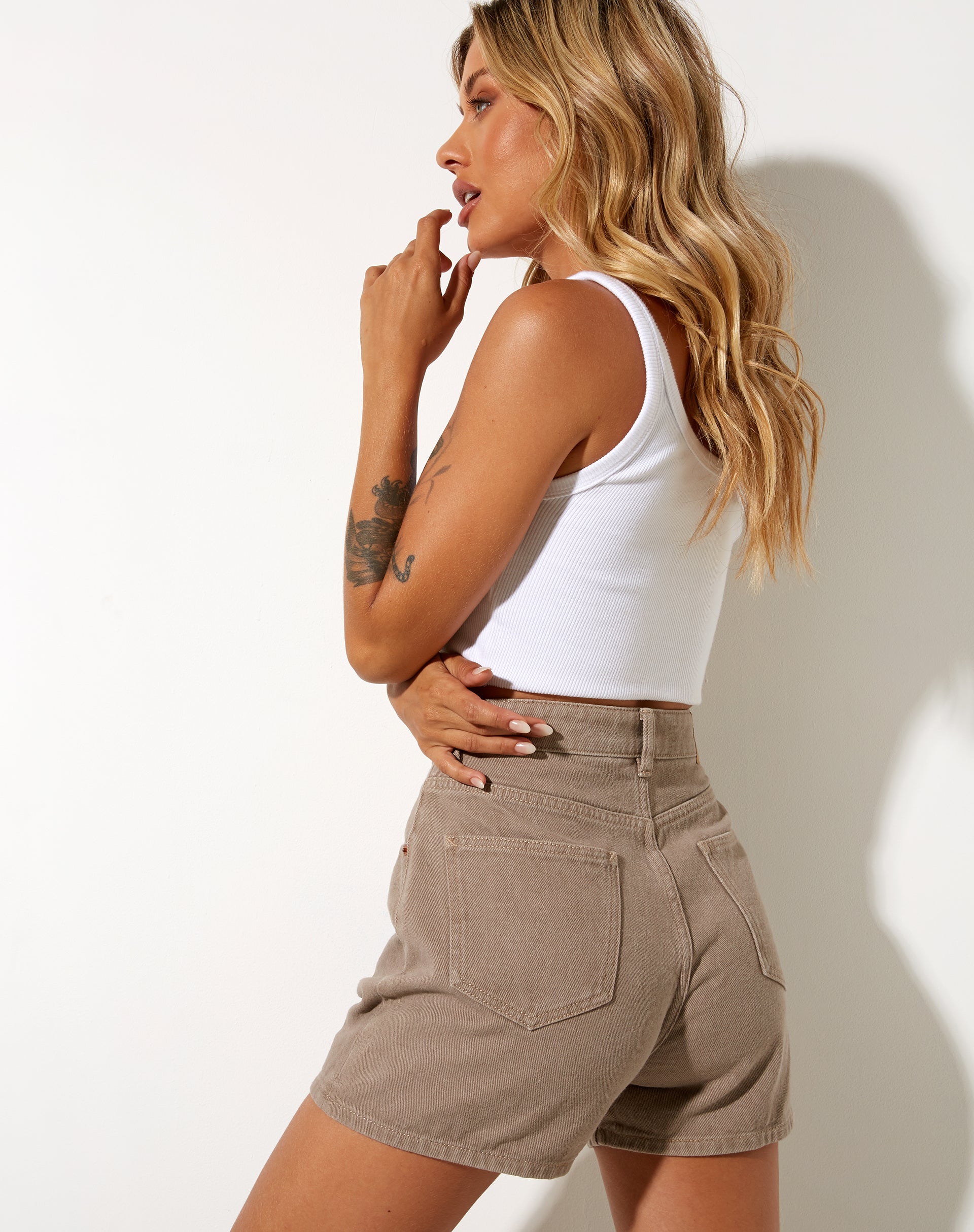 Image de Mom Denim Short in Burnt Olive