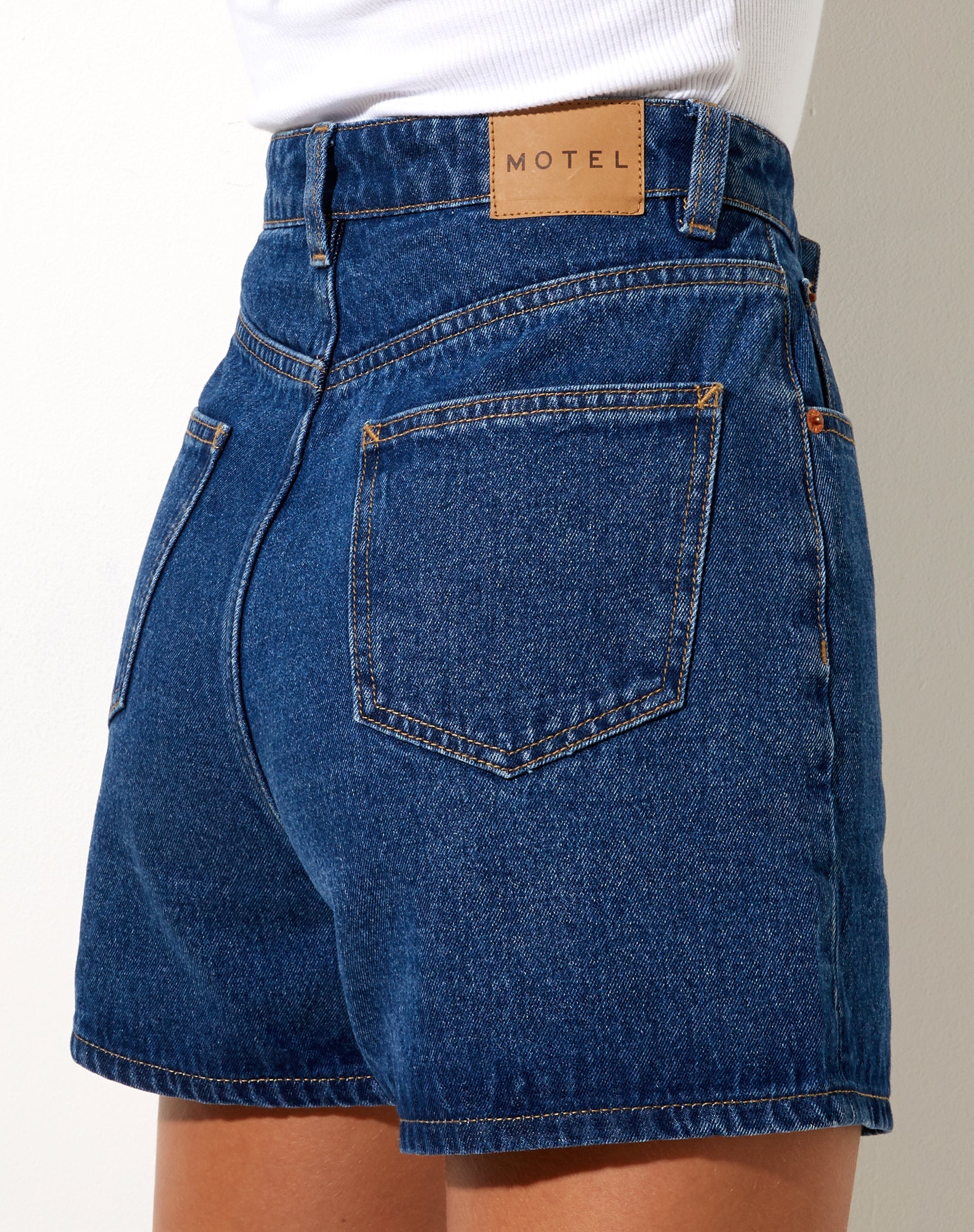 Image de Mom Denim Short in Classic Blue
