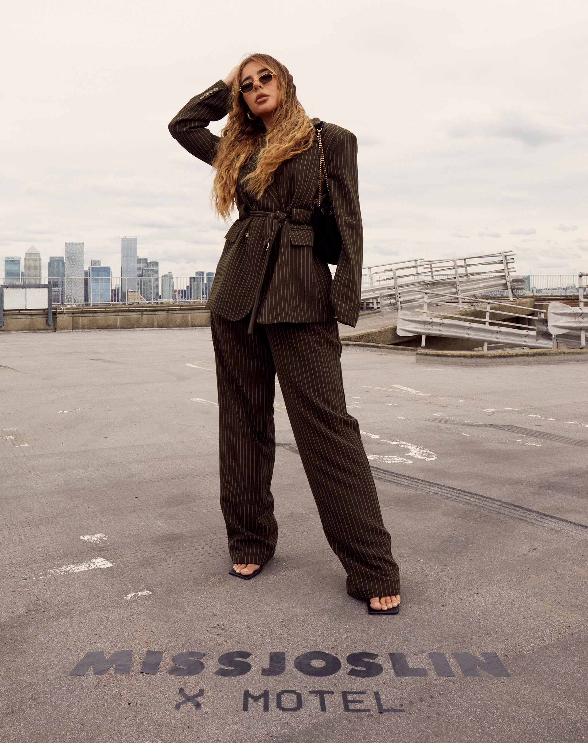 Image du pantalon Sakila en pinstripe kaki