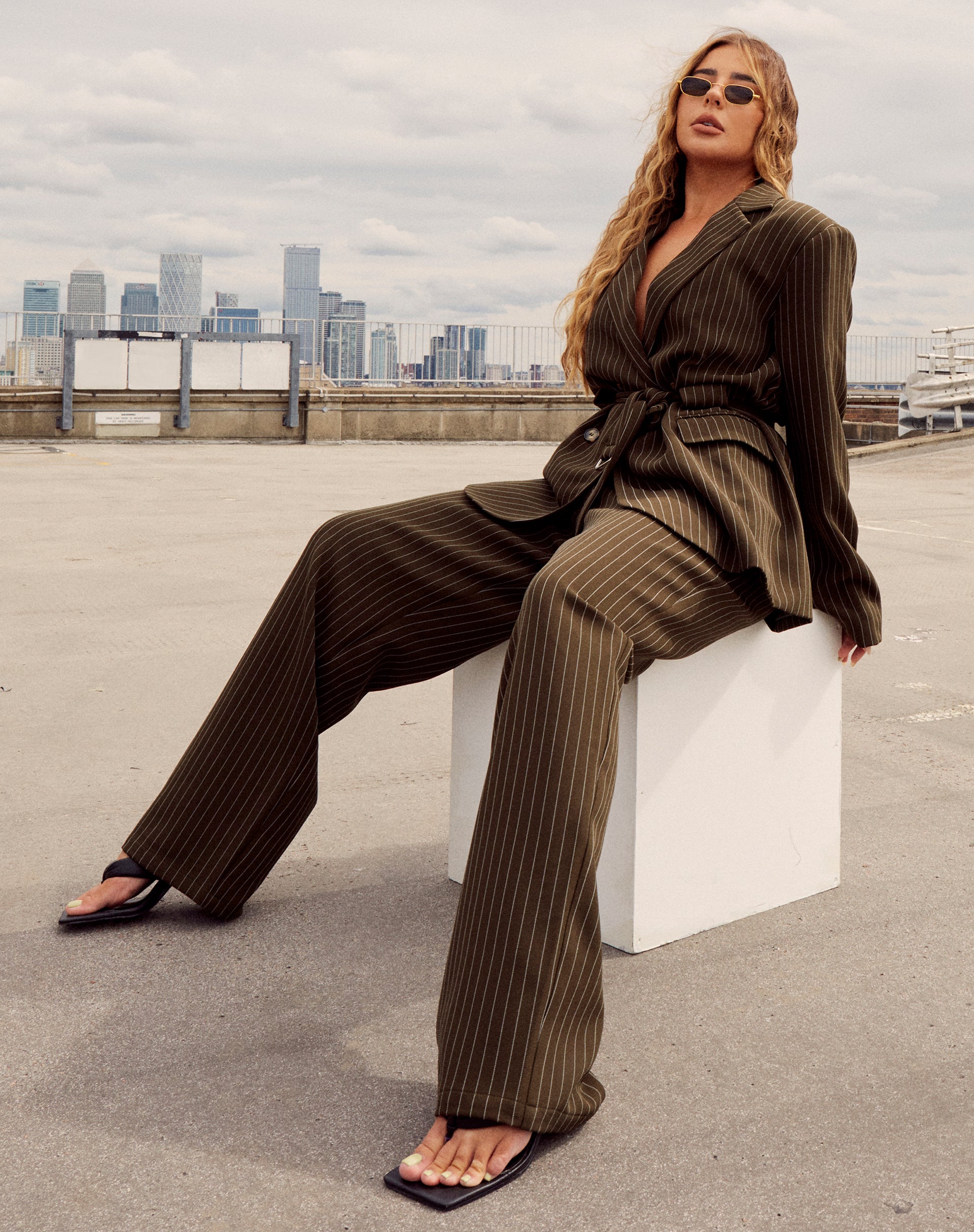Image du pantalon Sakila en pinstripe kaki