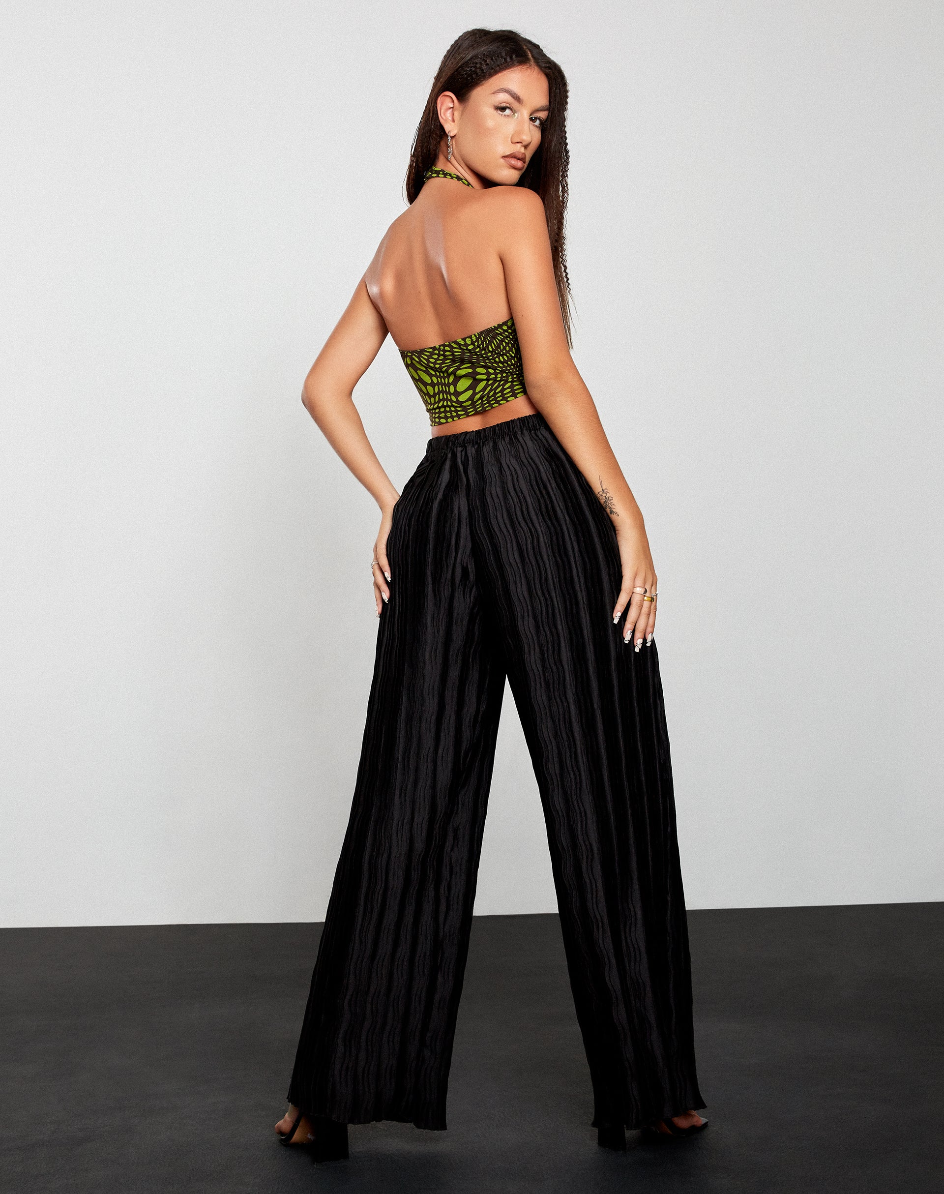 Image du pantalon Bian en noir froissé