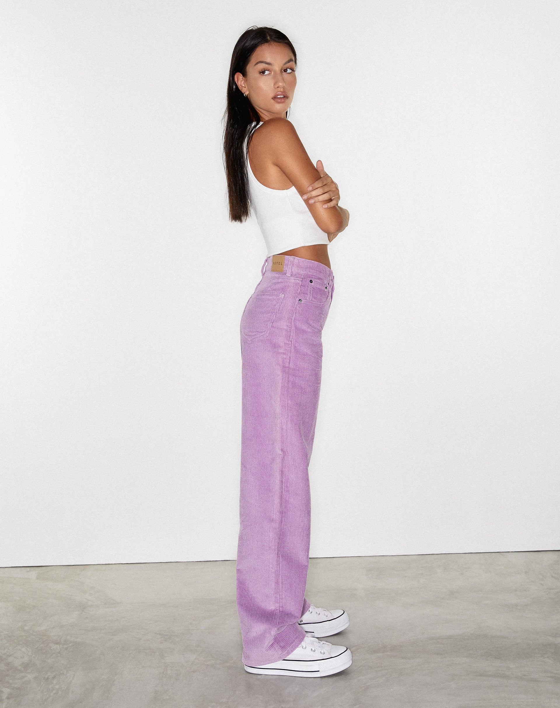 Image de pantalon parallèle en velours côtelé lilas