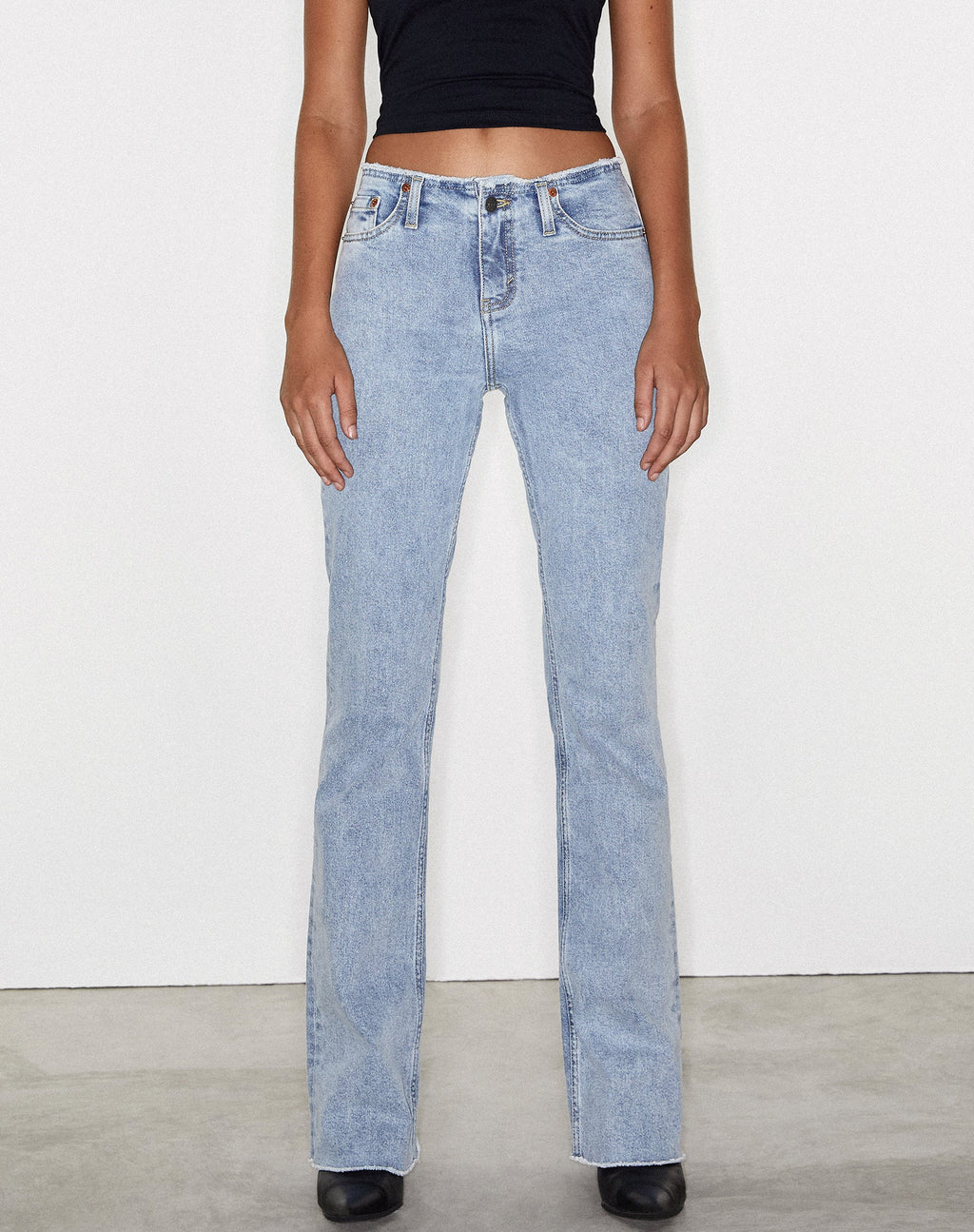 Jean à taille basse effiloché, bleu clair délavé