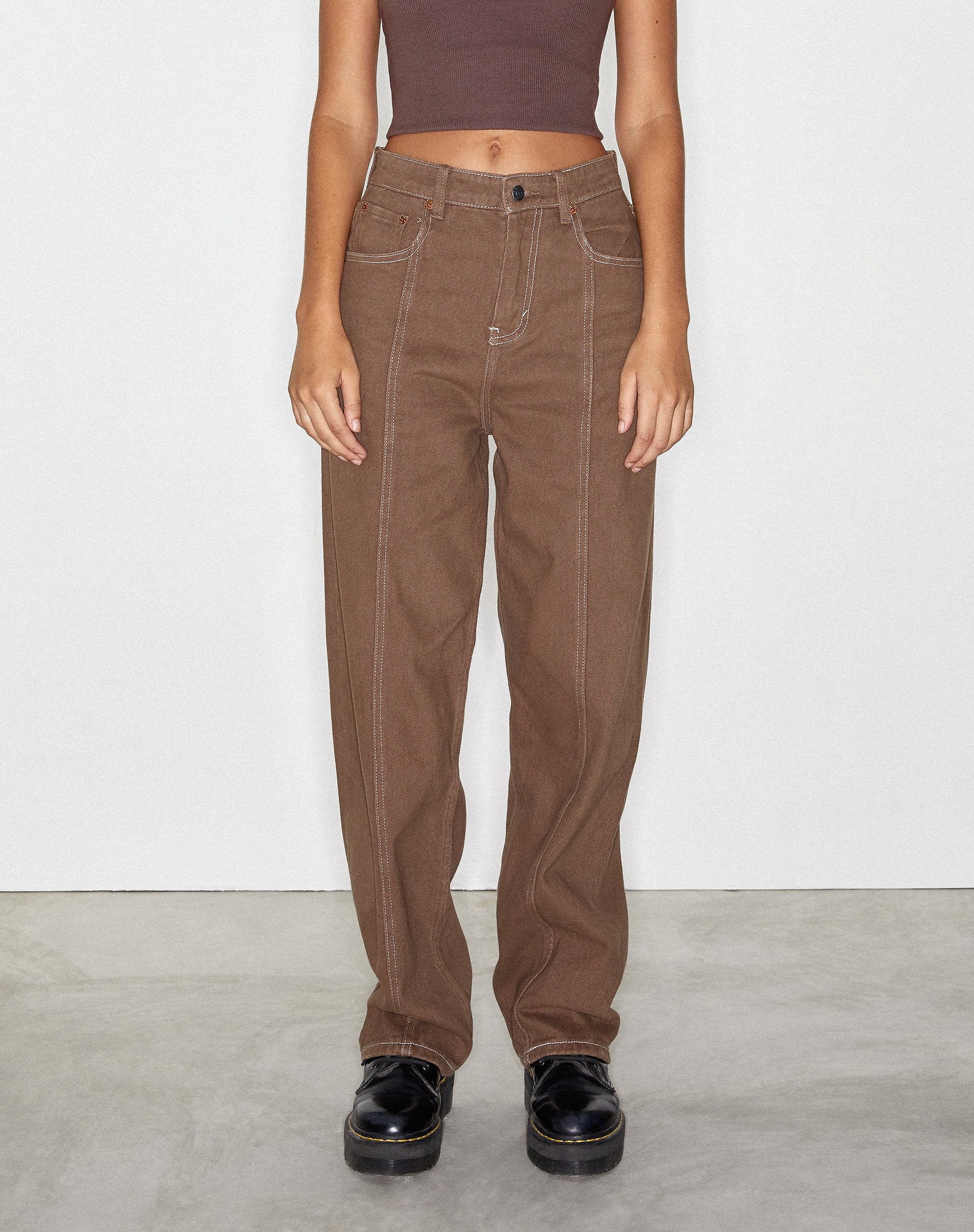 Image de Seam Parallel Jeans en brun riche