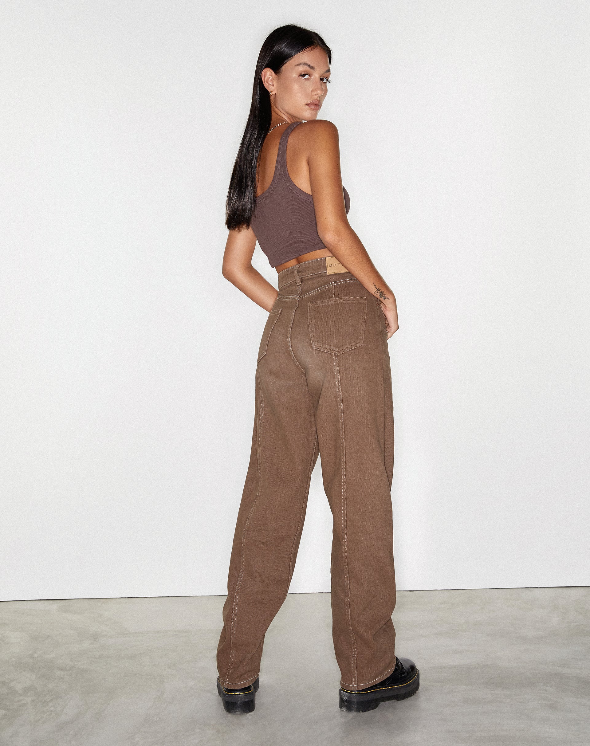 Image de Seam Parallel Jeans en brun riche
