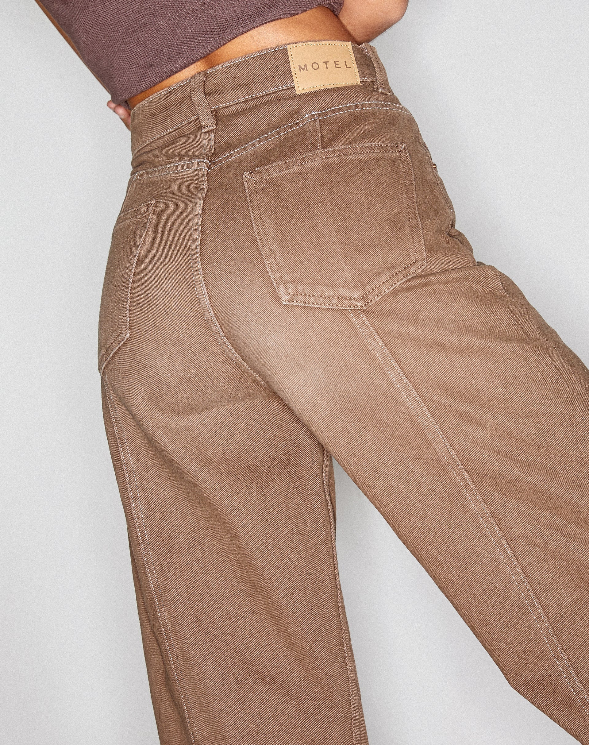 Image de Seam Parallel Jeans en brun riche