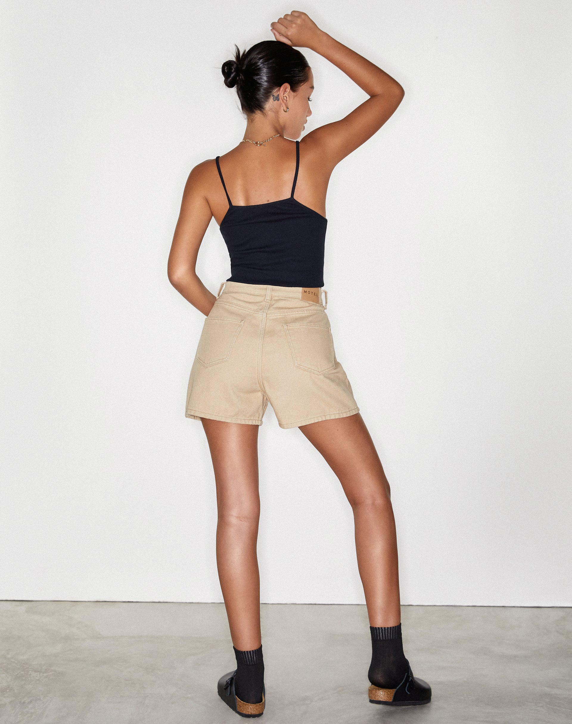 Image de Mom Denim Short in Winter Sandwash