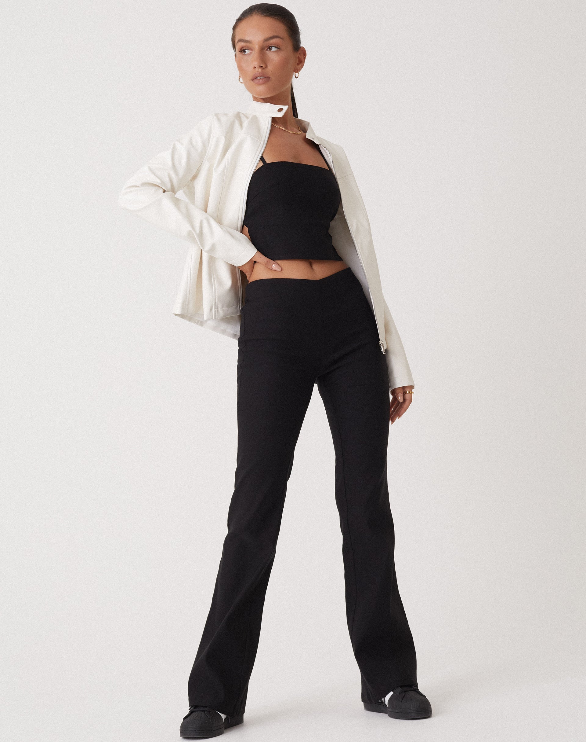 Image de MOTEL X OLIVIA NEILL Pantalon Levin à jambe évasée en noir tailleur