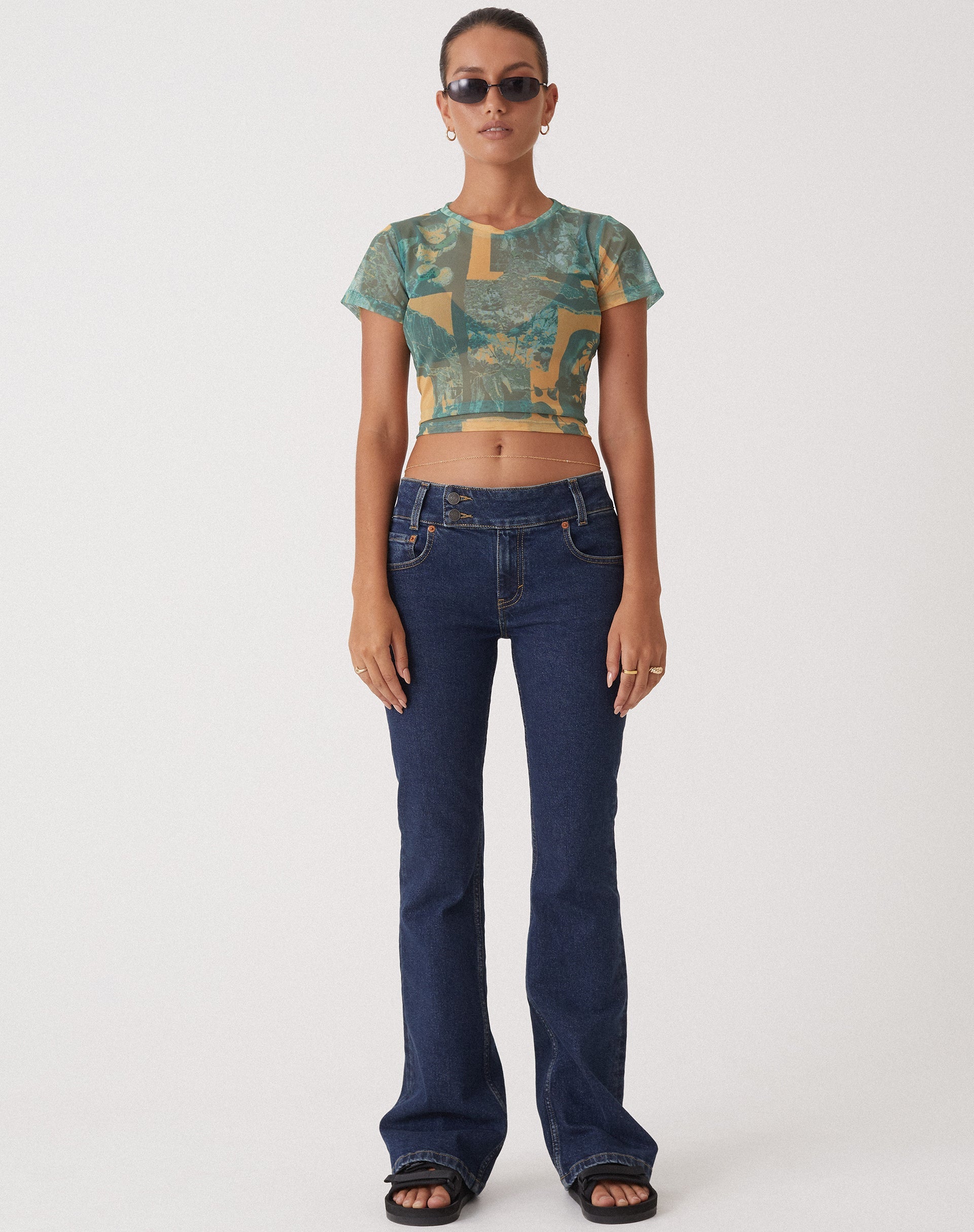 Image de MOTEL X OLIVIA NEILL Jeans Bootleg à taille basse en Dark Vintage Wash