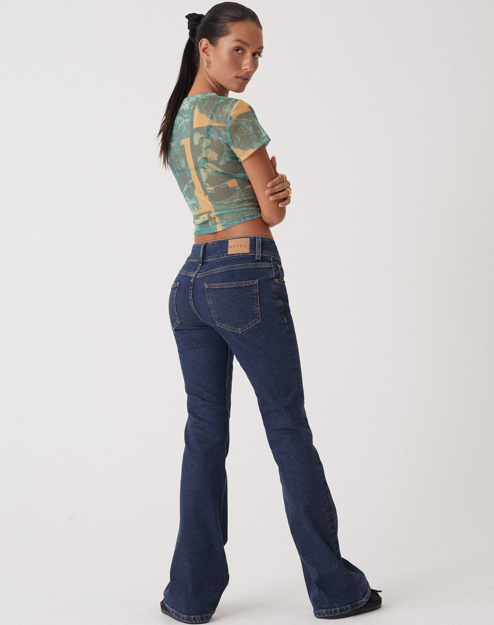 Image de MOTEL X OLIVIA NEILL Jeans Bootleg à taille basse en Dark Vintage Wash