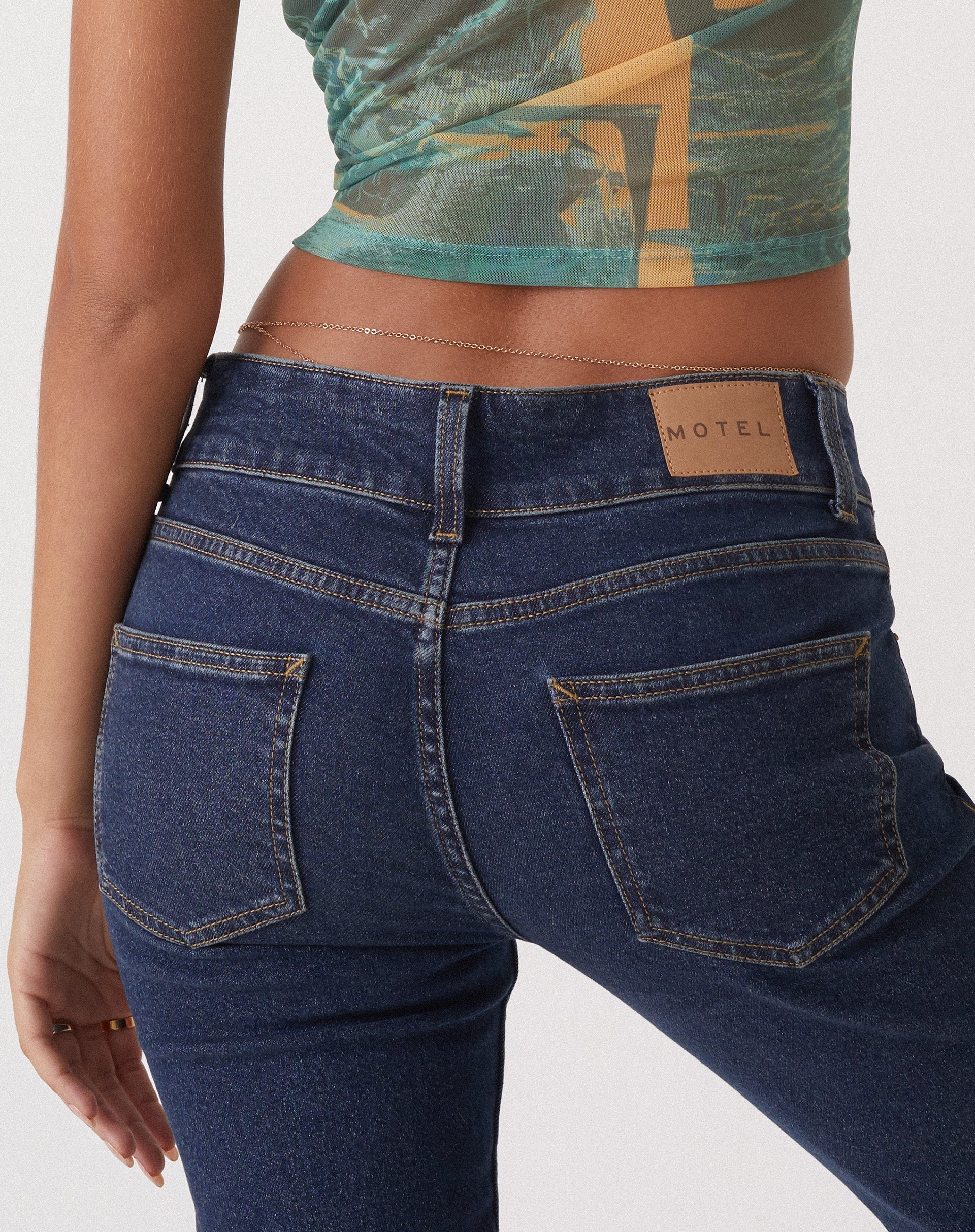 Image de MOTEL X OLIVIA NEILL Jeans Bootleg à taille basse en Dark Vintage Wash
