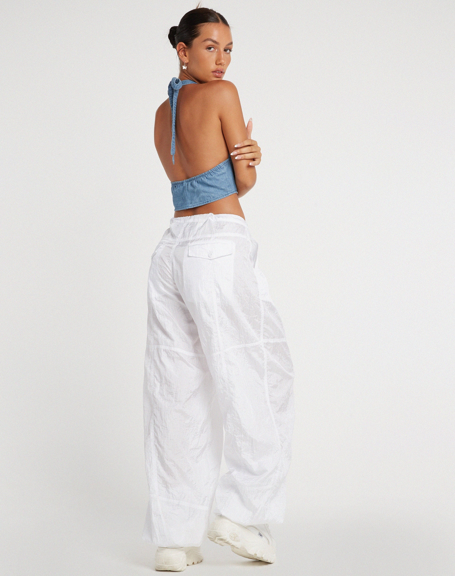 image de Nanda Halter Top in Denim Stone Wash Blue