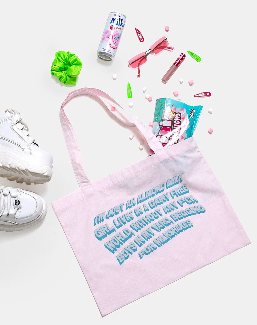 Image du sac fourre-tout en rose tendre avec texte de la fille au lait d'amande X Top Girl