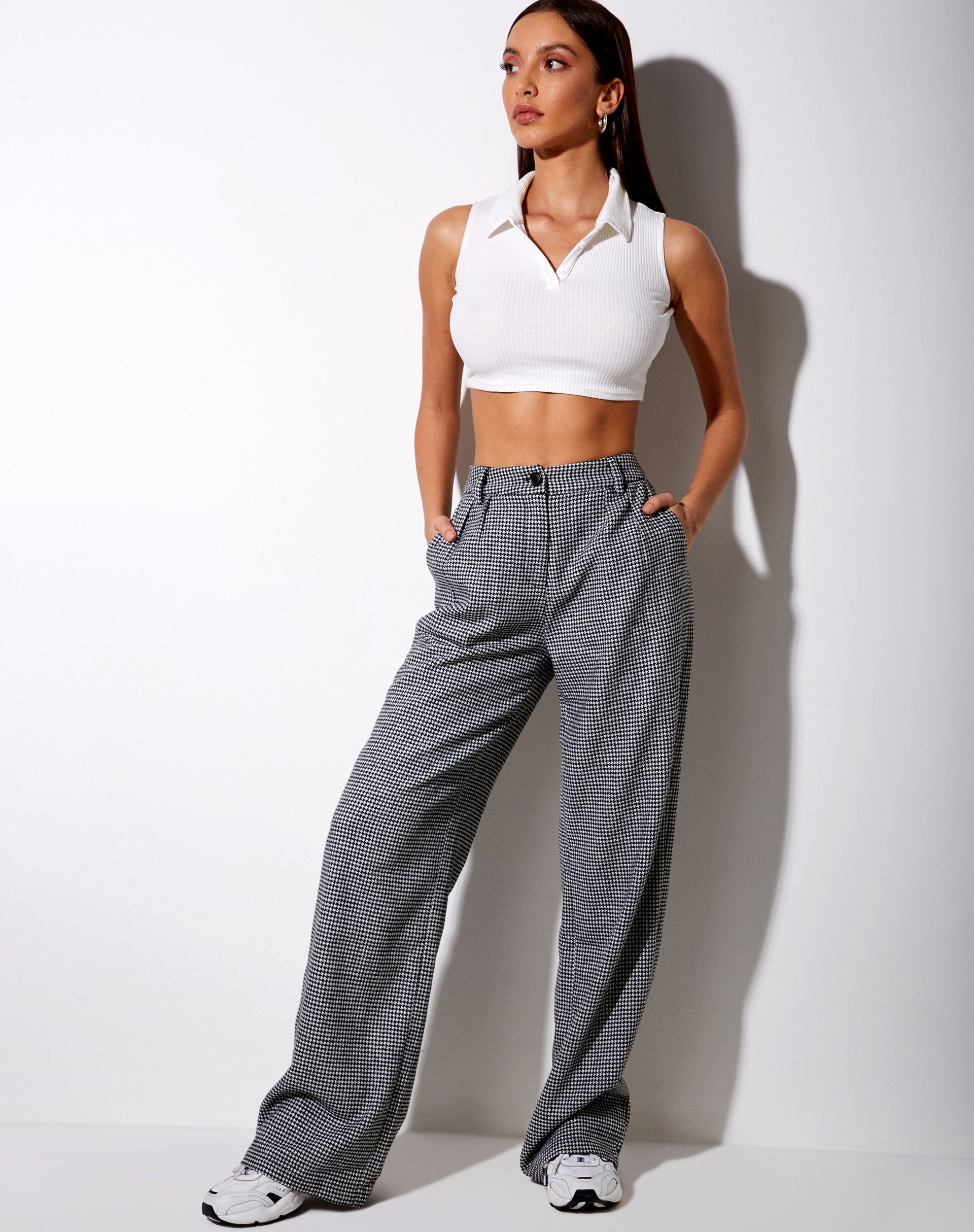 Image du pantalon Natania en dents de chien noir et blanc