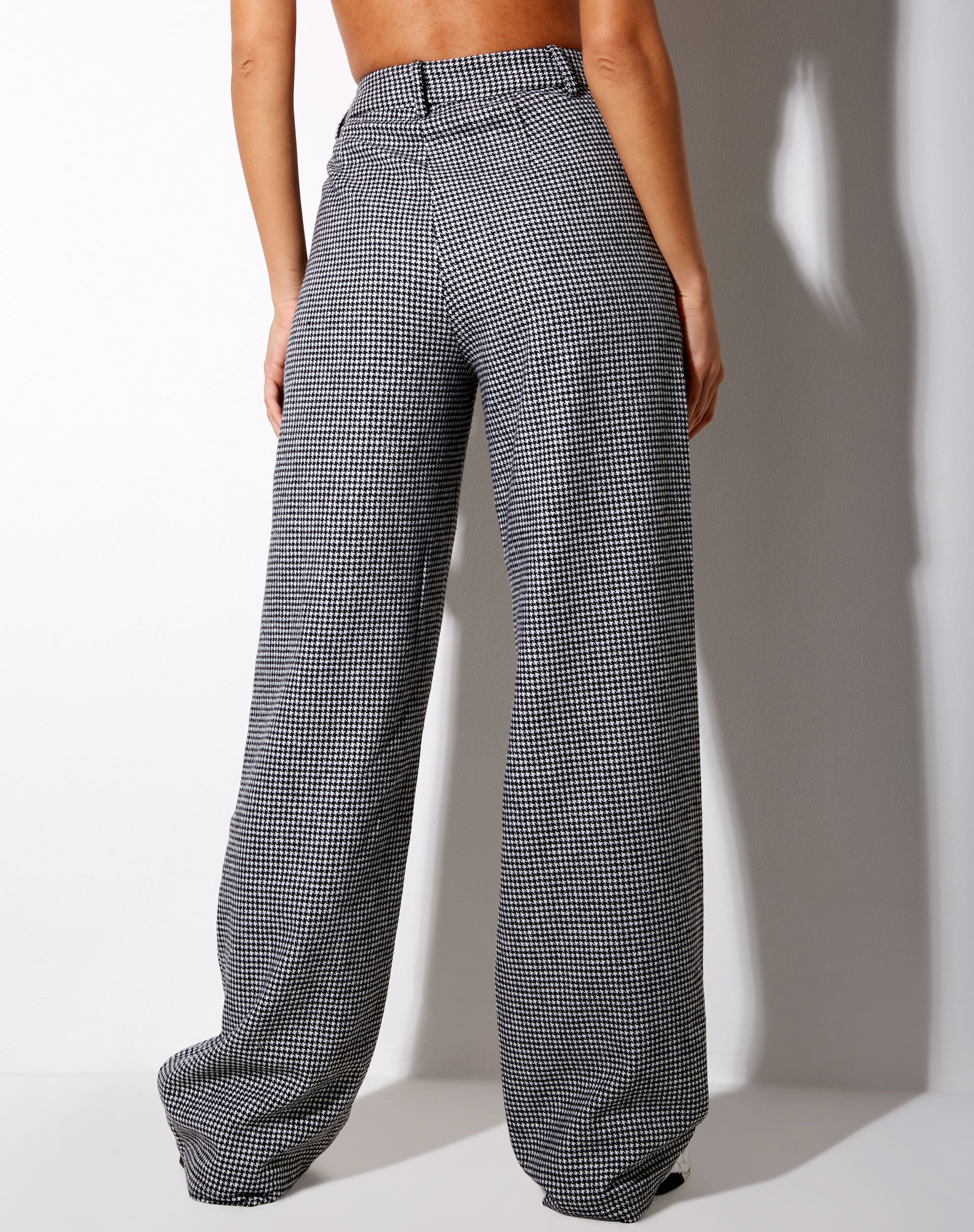 Image du pantalon Natania en dents de chien noir et blanc