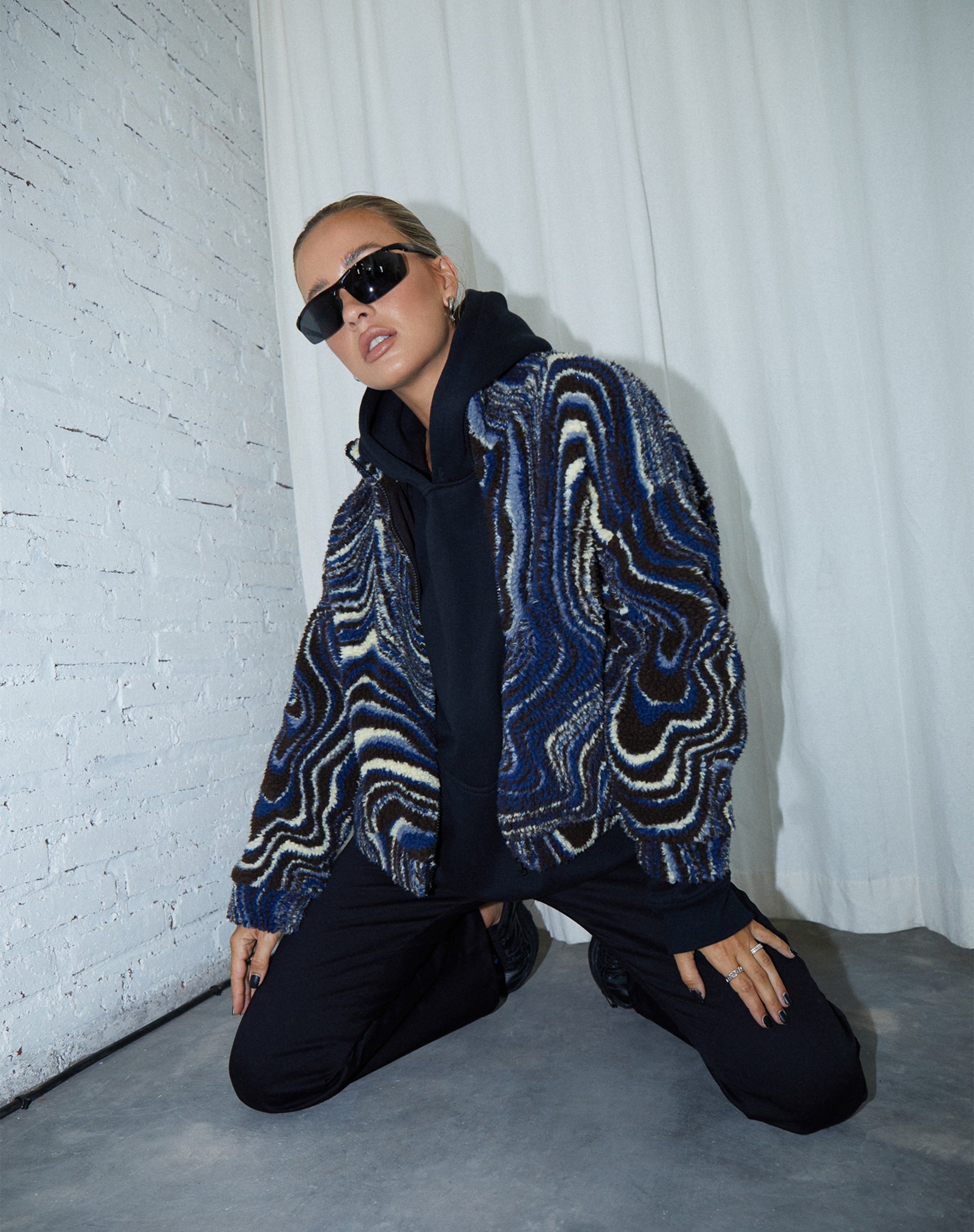 Veste Nereo en bleu ondulé, noir et ivoire