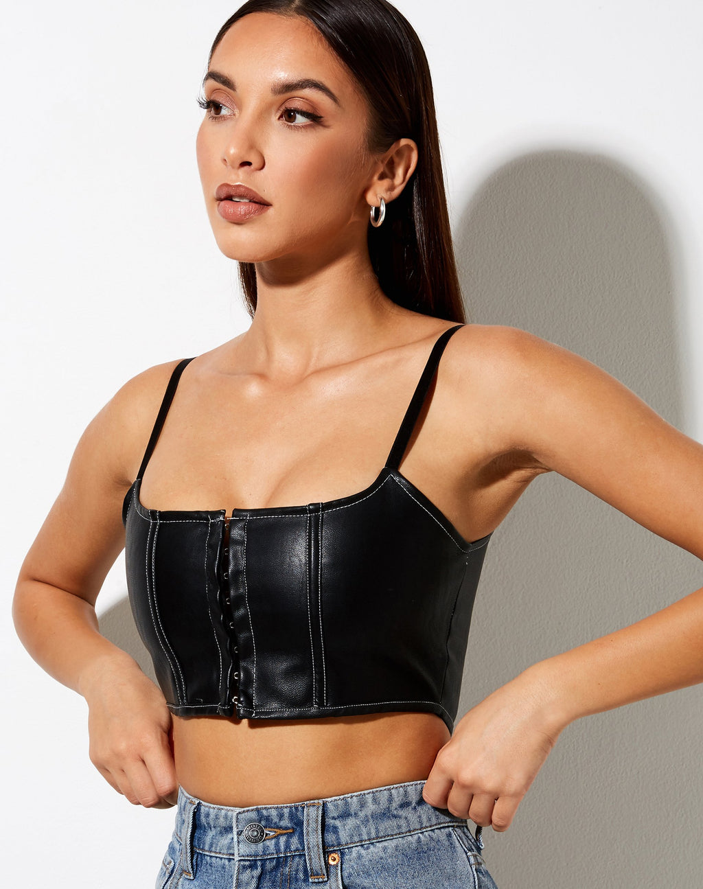 Nindy Crop Top en PU noir avec coutures blanches