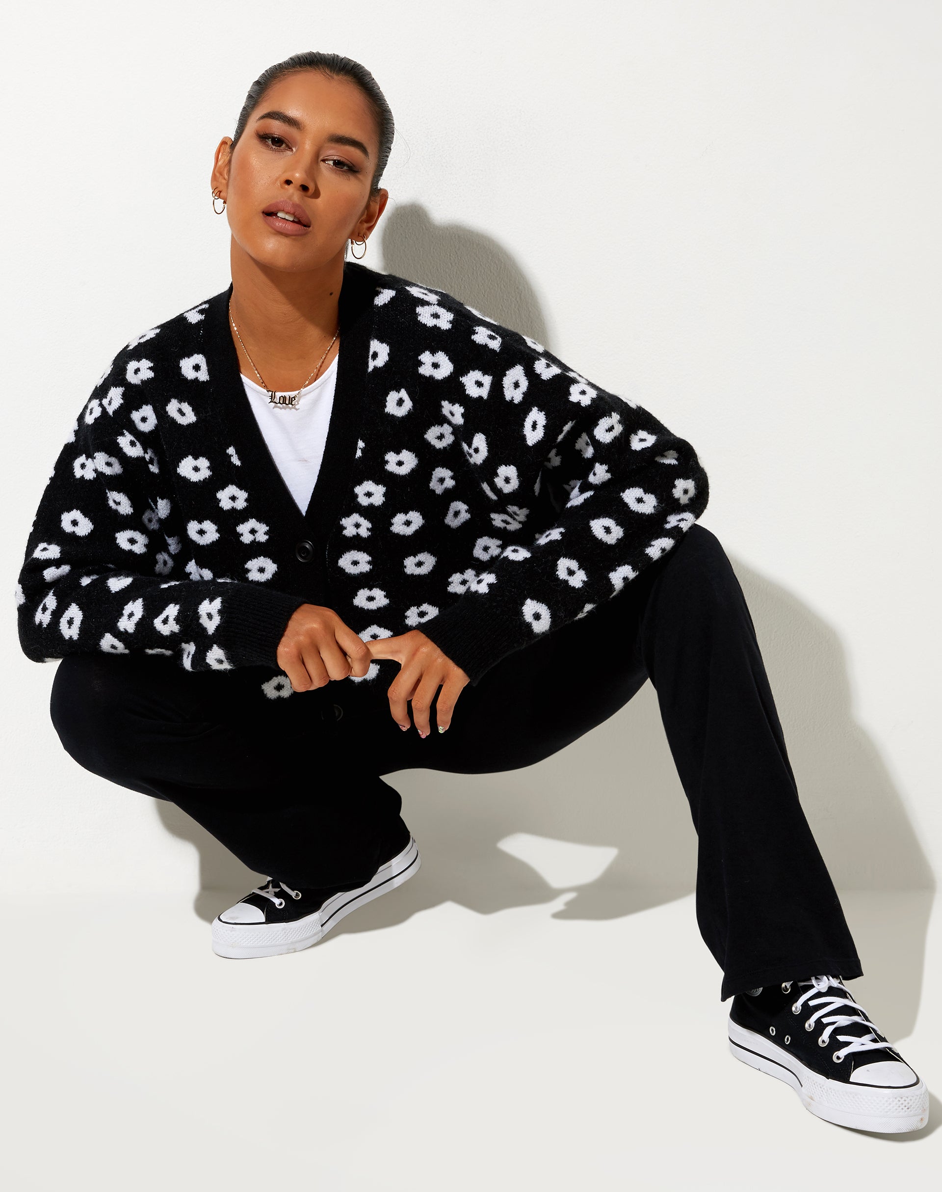 Image de l'Olina Cropped Cardi en tricot Black Daisy White
