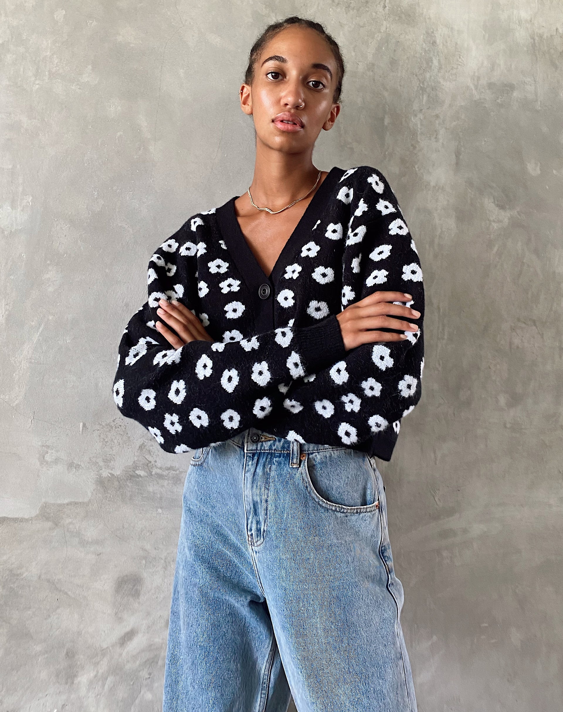 Image de l'Olina Cropped Cardi en tricot Black Daisy White