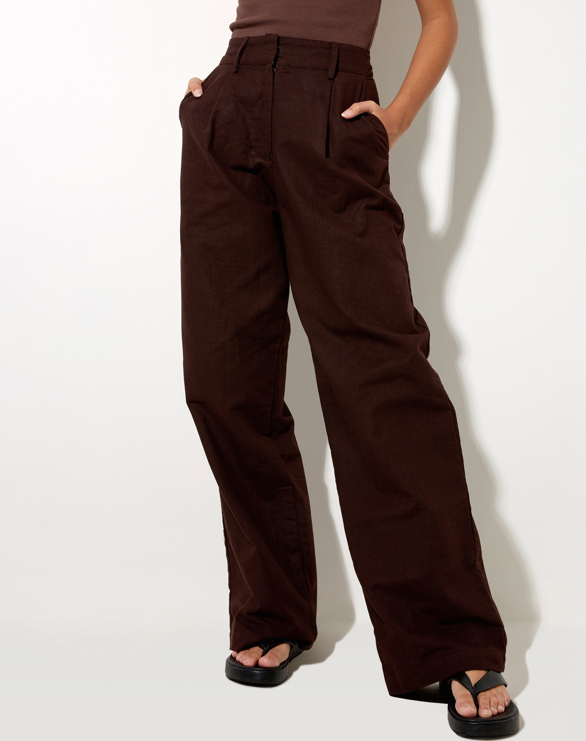 Image de Onfal Pantalon à jambes larges en Rami Chocolat amer